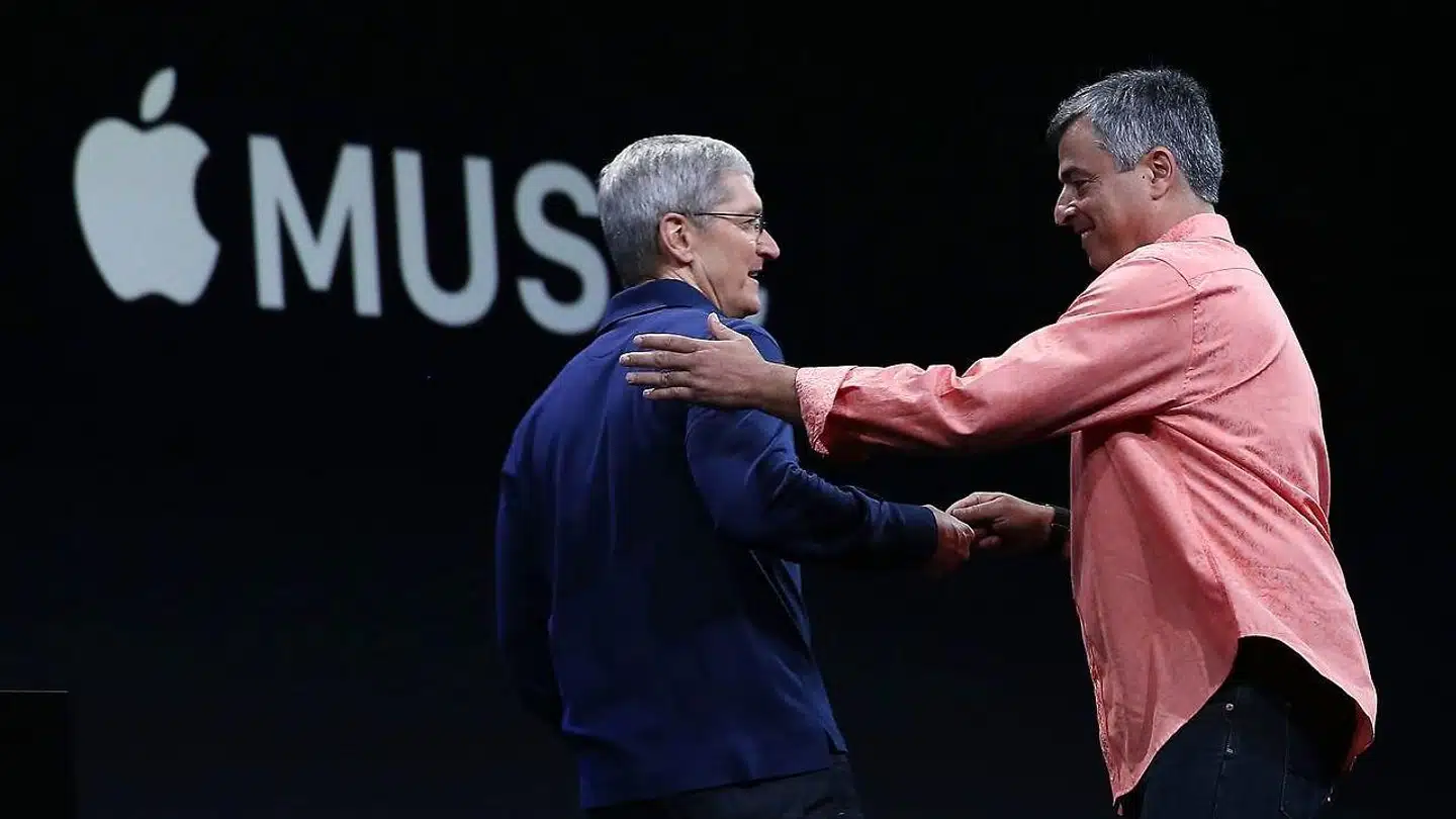 Apple-topchef Tim Cook og den ansvarlige for Apples tjenester, Eddy Cue (til højre), præsenterede i juni 2015 Apple Music, som nu haler ind på svenske Spotify. Arkivfoto: Justin Sullivan, Getty Images/AFP/Ritzau Scanpix