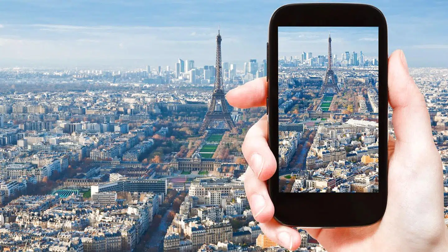 Brugen af mobiltelefonen og – især – internetforbindelsen på udlandsrejser er skudt i vejret, siden EU for to år siden forbød teleselskaberne at tage de særlige udlandspriser. Men der er stadig en række fælder at tage højde før, når man tager på sommerferie. Arkivfoto: Valery Vvoennyy, Iris/Ritzau Scanpix