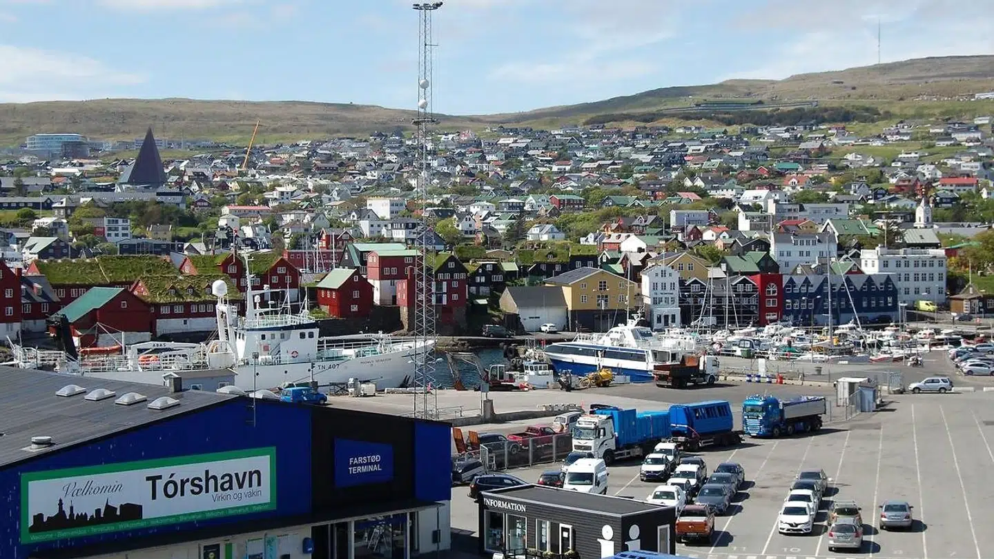 Færøerne og Grønland er ikke med i den gratis roaming hos teleselskaberne. Kontrollér det, inden du rejser, og overvej at købe et lokalt SIM-kort i stedet. Arkivfoto: Pierre-Henry Deshayes, AFP/Ritzau Scanpix
