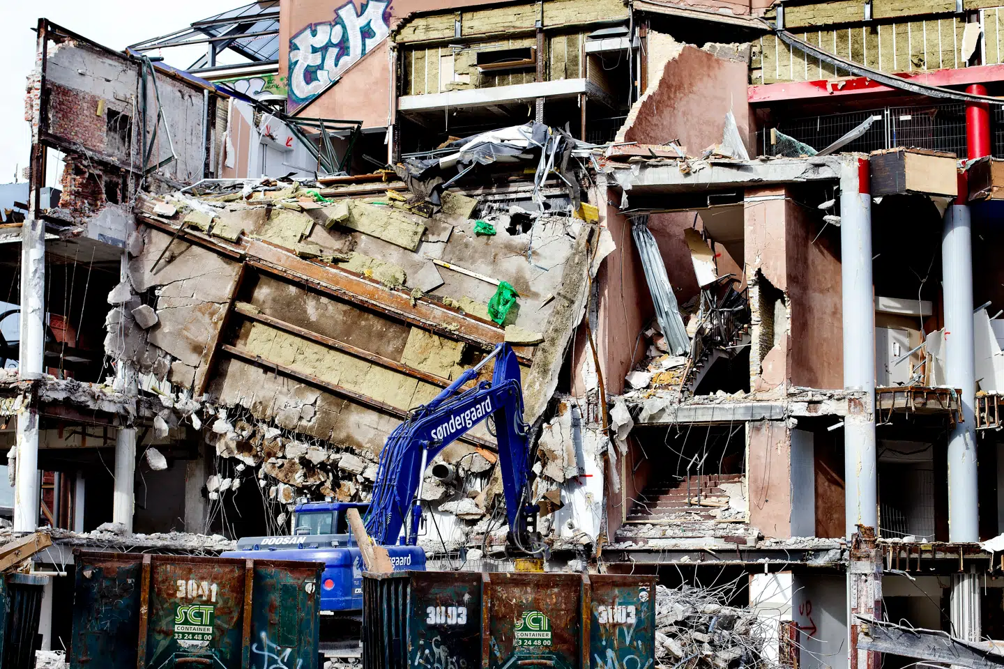 En erhvervslejer kan opsiges, hvis den ejendom, lejemå-let er en del af, skal rives ned. Men der er formelle krav, som udlejer skal overholde. Billedet viser nedrivningen af Scala i 2013, der gav plads til Axel Towers. Foto: Bax Lindhardt, Scanpix