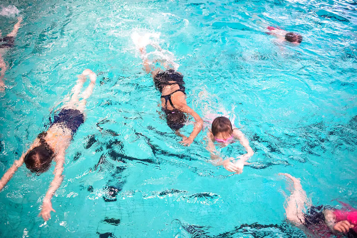 I Tingbjerg er flere hundrede piger med indvandrerbaggrund begyndt til svømning, efter at Hovedstadens Svømmeklub har kønsopdelt svømmeundervisningen og afskærmet hallens vinduer. Men er det integration eller det modsatte?