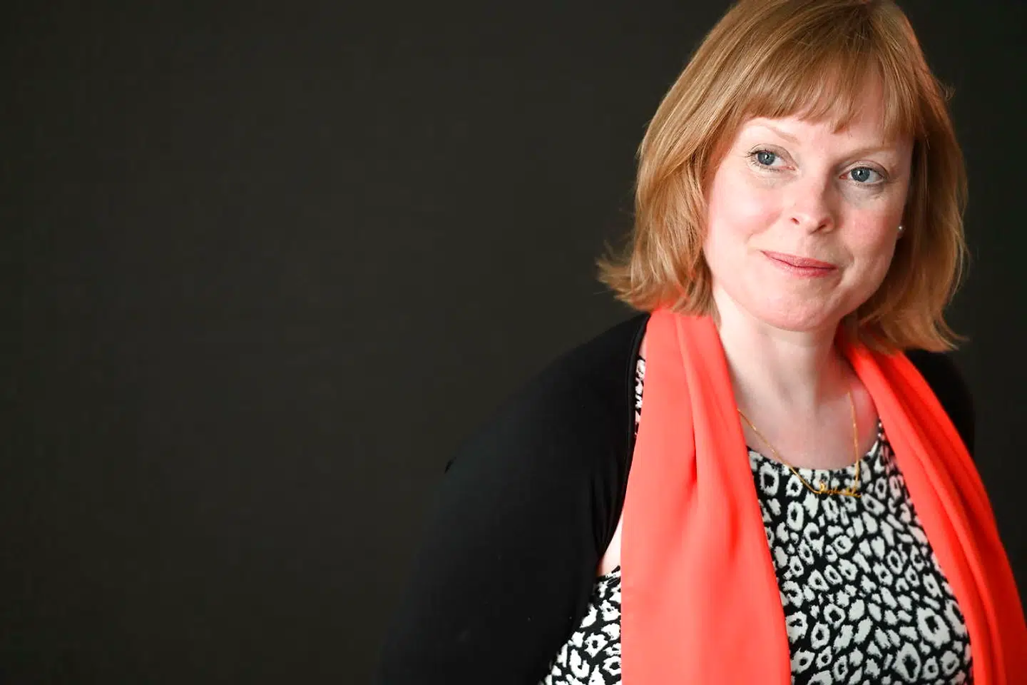 Den nye kultur- og kirkeminister, Joy Mogensen, vil nu forhandle med den socialdemokratiske regerings støttepartier om besparelserne i DR. Hun er stærk optaget af at sikre dansk public service til særligt børn og unge.