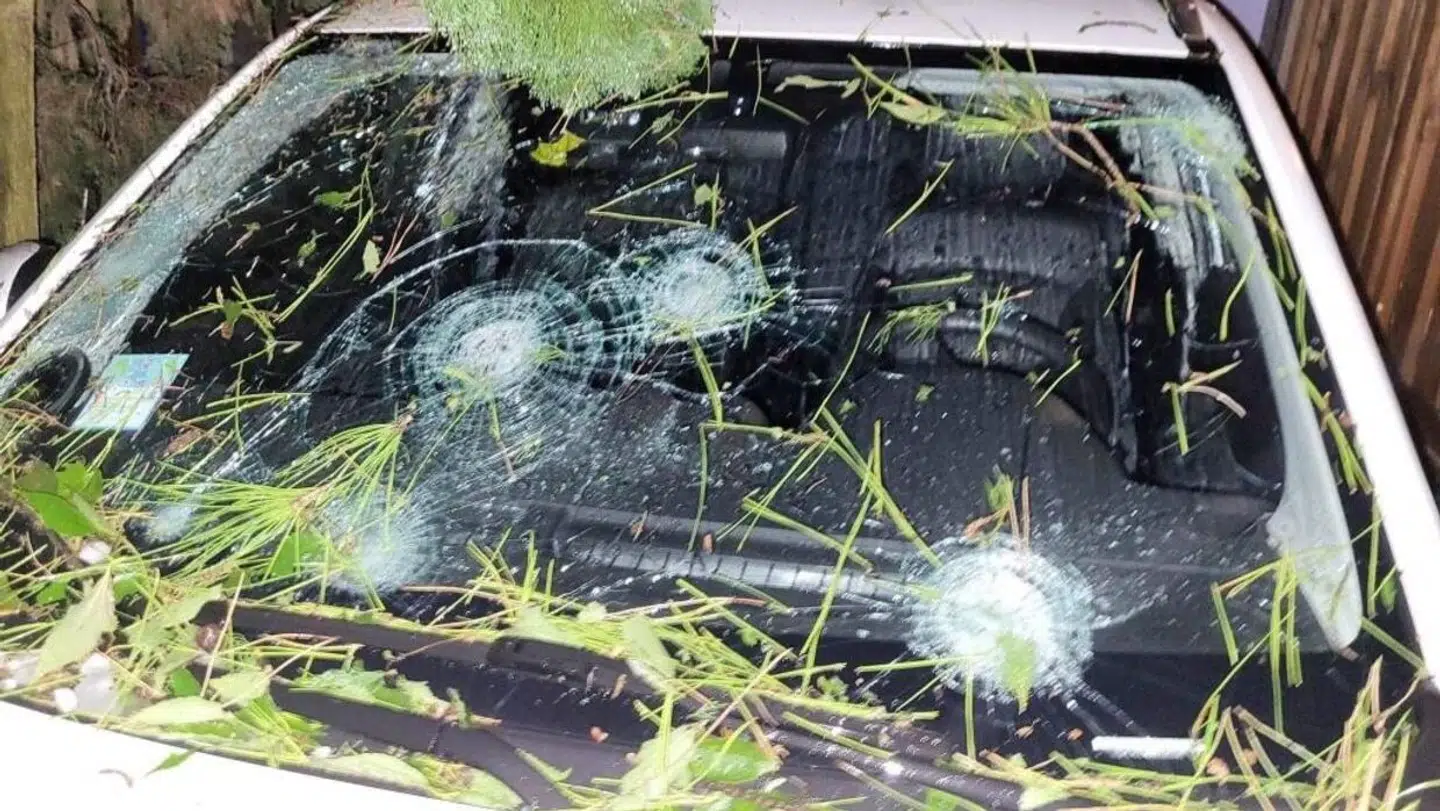 Haglen i Italien smadrede flere biler på en campingplads ved Gardasøen.