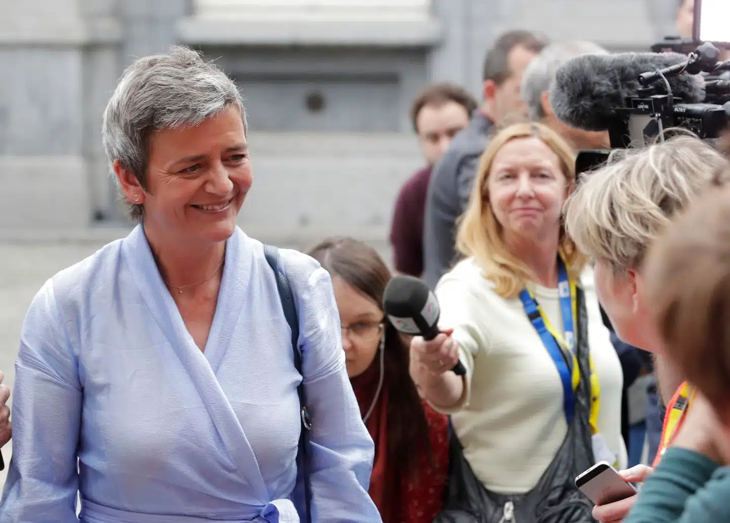 Den kommende regering vil indstille, at EU's konkurrencekommissær Margrethe Vestager (R) får lov til at fortsætte som kommissær de næste fem år. EPA/OLIVIER HOSLET