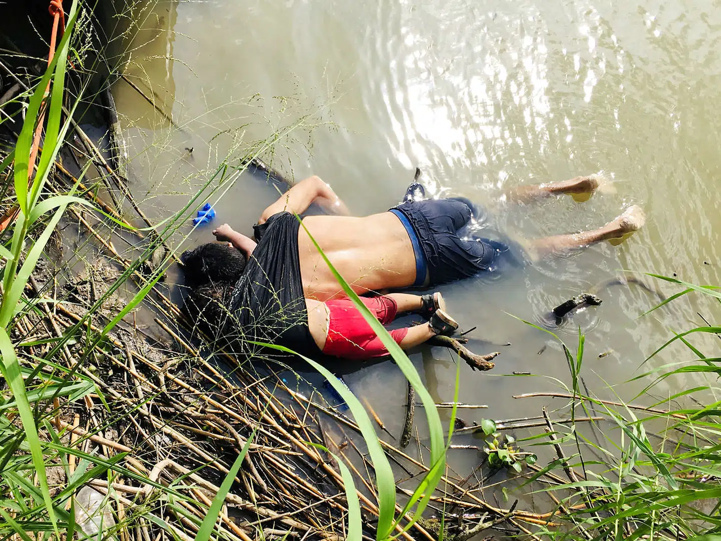 Oscar Ramirez flygtede med sin kone og sin 23 måneder gamle datter, Valeria, fra El Salvador. Søndag druknede han og datteren i Rio Grande. Kræfterne slap op.