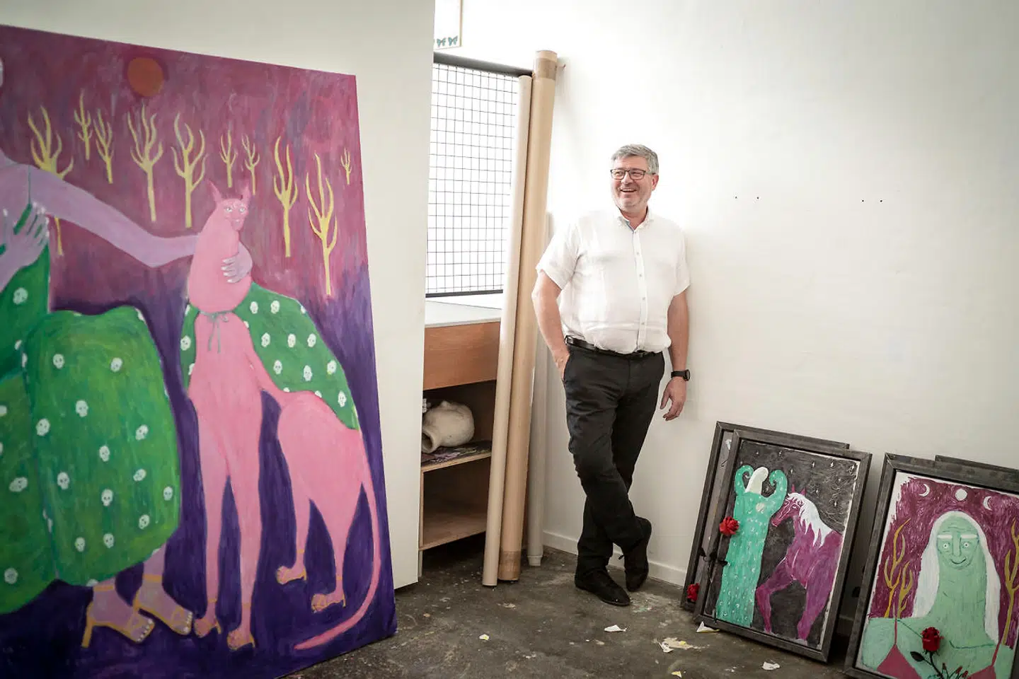 »Der skal bruge flere penge på de kunstneriske uddannelser. Vi skal satse mere på kvaliteten. Der er mange talentfulde unge, men måske bliver der uddannet for mange,« siger Søren Kaare-Andersen, der her er fortgraferet foran værker af Ida Thorhauge, som er en af de tre unge kunstnere, der har atelier i Bikubenfondens hus i København. Billederne er tre ud af fem, som skal udstilles på årets Roskilde Festival.