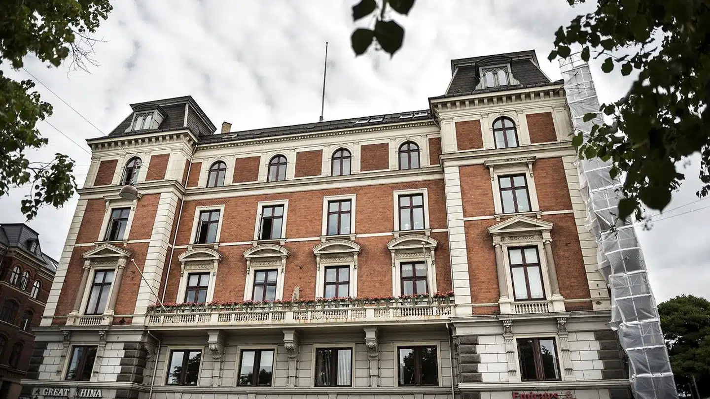 Oppe under taget på Holckenhus har der, siden huset blev færdigt i 1893, ligget 13 atelierer, hvor mange forskellige danske kunstnere har arbejdet gennem tiderne.