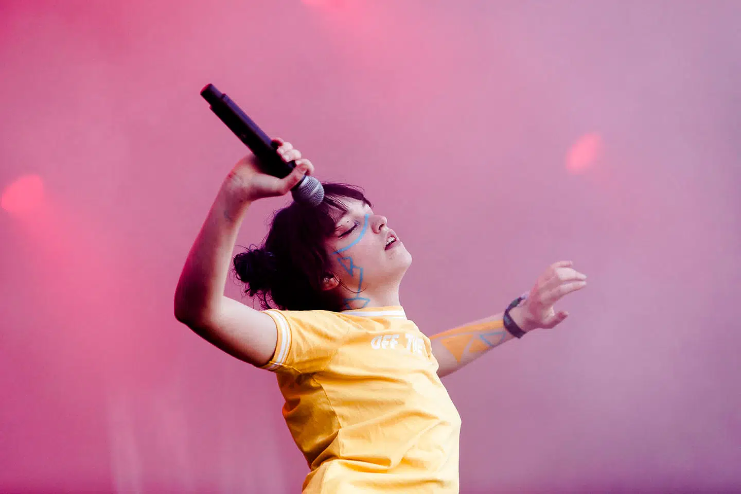 »Det er ikke noget, pladeselskaberne eller radiokanalerne kan gøre alene. Vi kan alle sammen gøre noget,« siger sangerinden Lydmor – eller Jenny Rossander, som hun rigtigt hedder – om den skæve kønsbalance i musikbranchen.