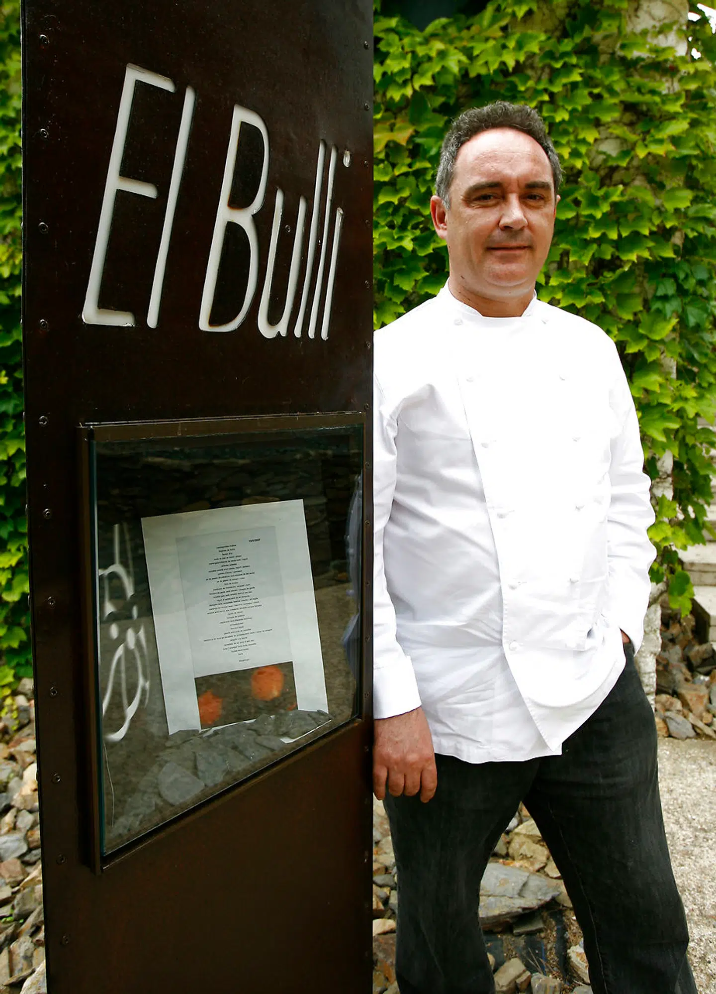Super-kokken Ferran Adria foran den legendariske resturant El Bulli i Spanien. El Bulli vandt »World's 50 Best« i alt fem gange inden den lukkede i 2011.