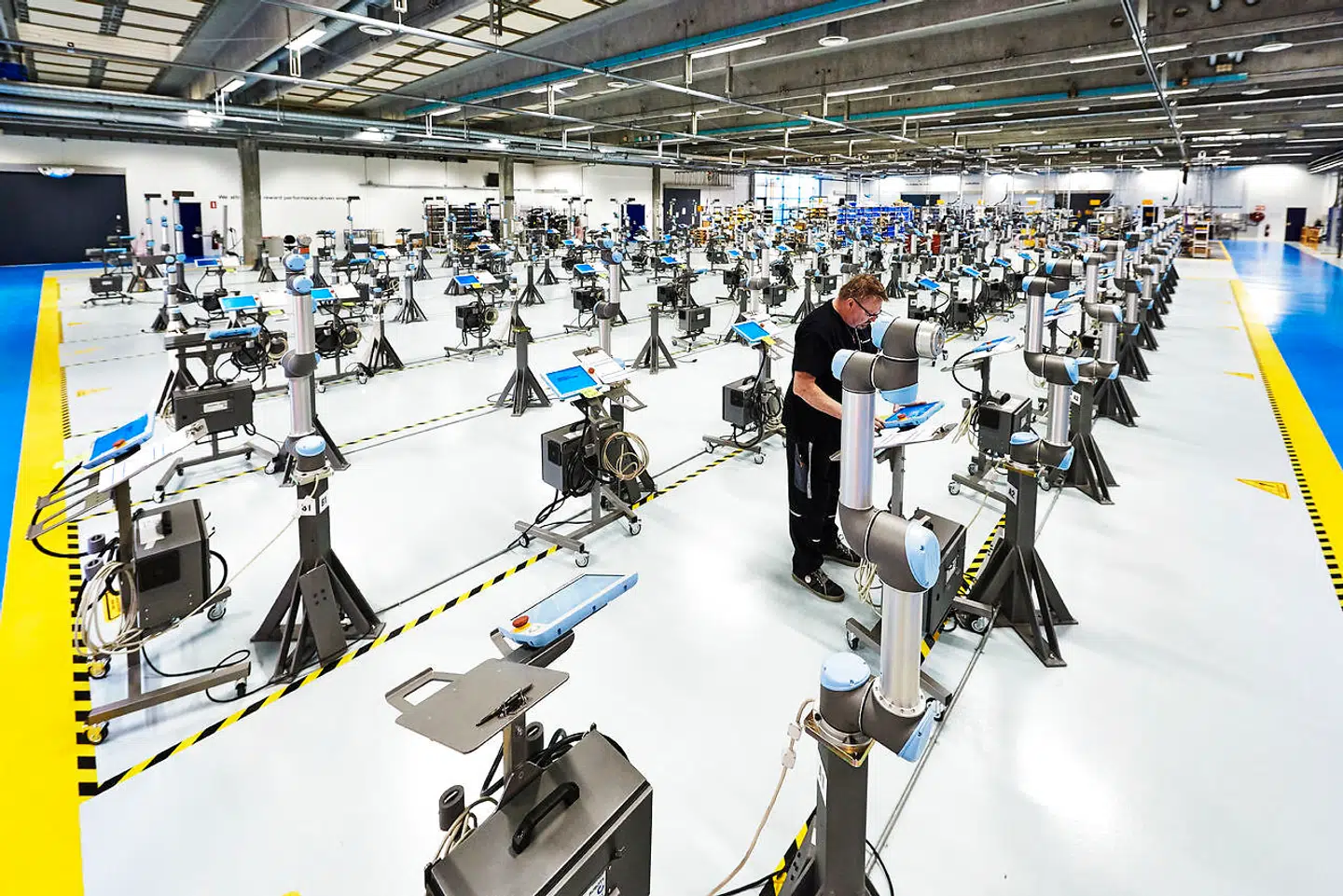 De såkaldte cobots fra Universal Robots er samarbejdende robotter, der kan aflaste de ansatte ved tunge løft, ryk og andet nedslidende arbejde, samtidig med at produktionen kan effektiviseres.