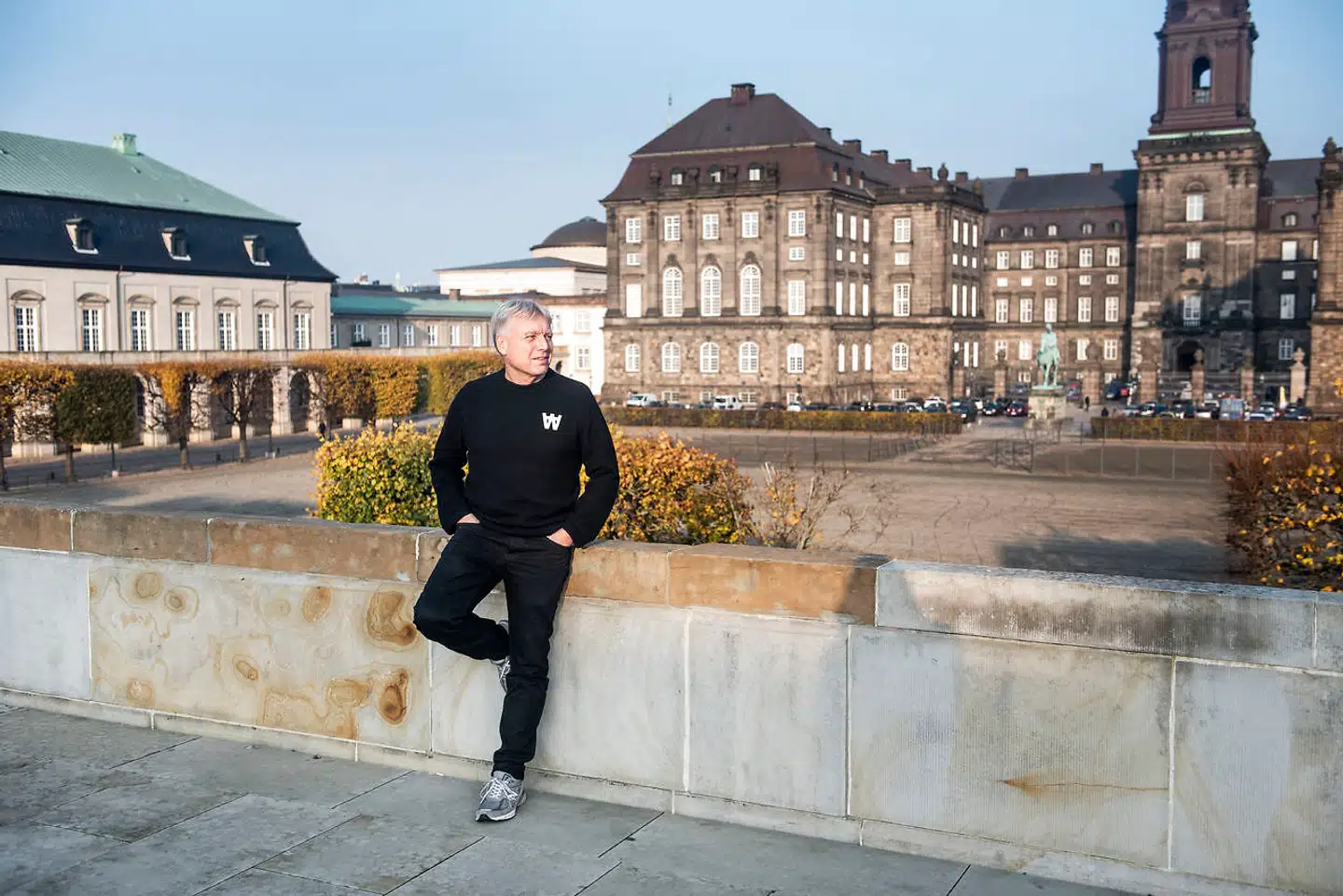 Alternativets politiske leder, Uffe Elbæk, svarer nu igen på den kritik, flere tidligere toppolitikere i partiet har rejst på baggrund af det ringe valgresultat. »Kaptajnen går ikke fra skibet, når det er ude i uroligt farvand. Never ever,« siger han.