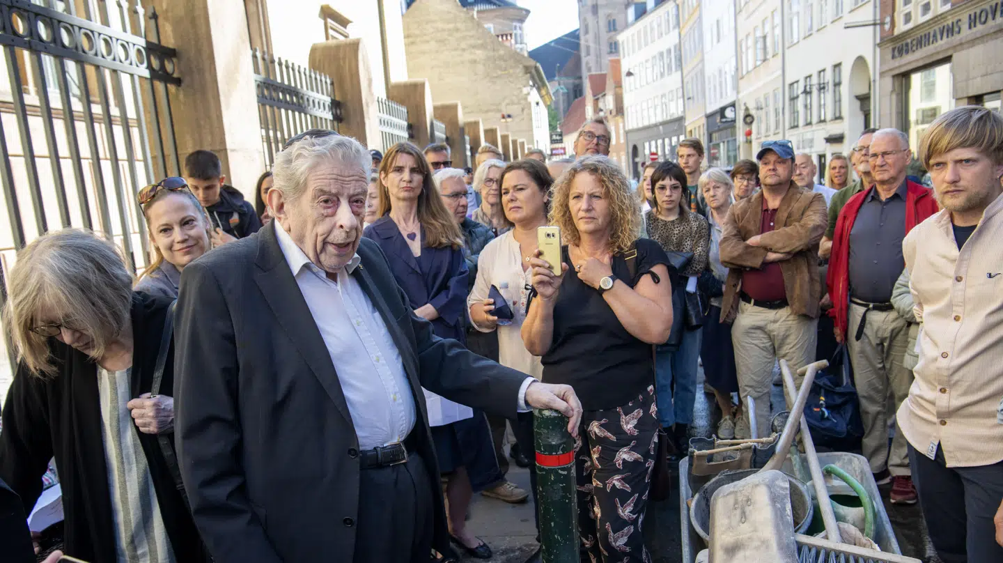 Bent Melchior foran synagogen ved nedlæggelsen af Snublesten 17. juni 2019.