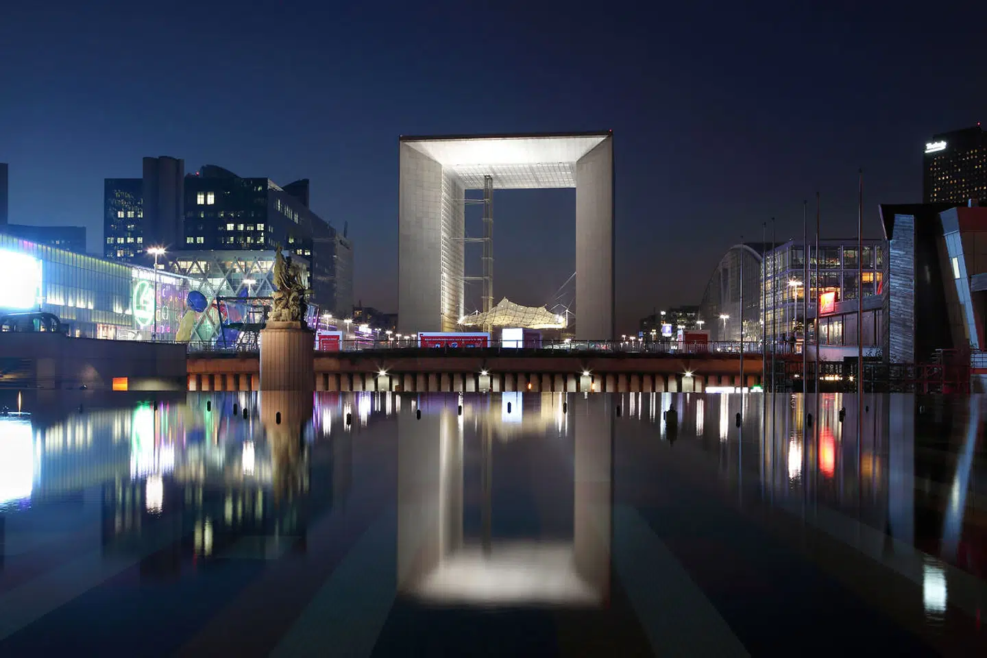Sådan blev det færdige resultat, »La Grande Arche de la Défense«, som Johan Otto von Spreckelsen ikke selv nåede at se. Han trak sig fra projektet og døde, inden hans byggeri var fuldført. I forgrunden anes en skulptur af Louis-Ernest Barrias med titlen »La Défense« rejst til minde om de soldater, der i 1870 forsvarede Paris.