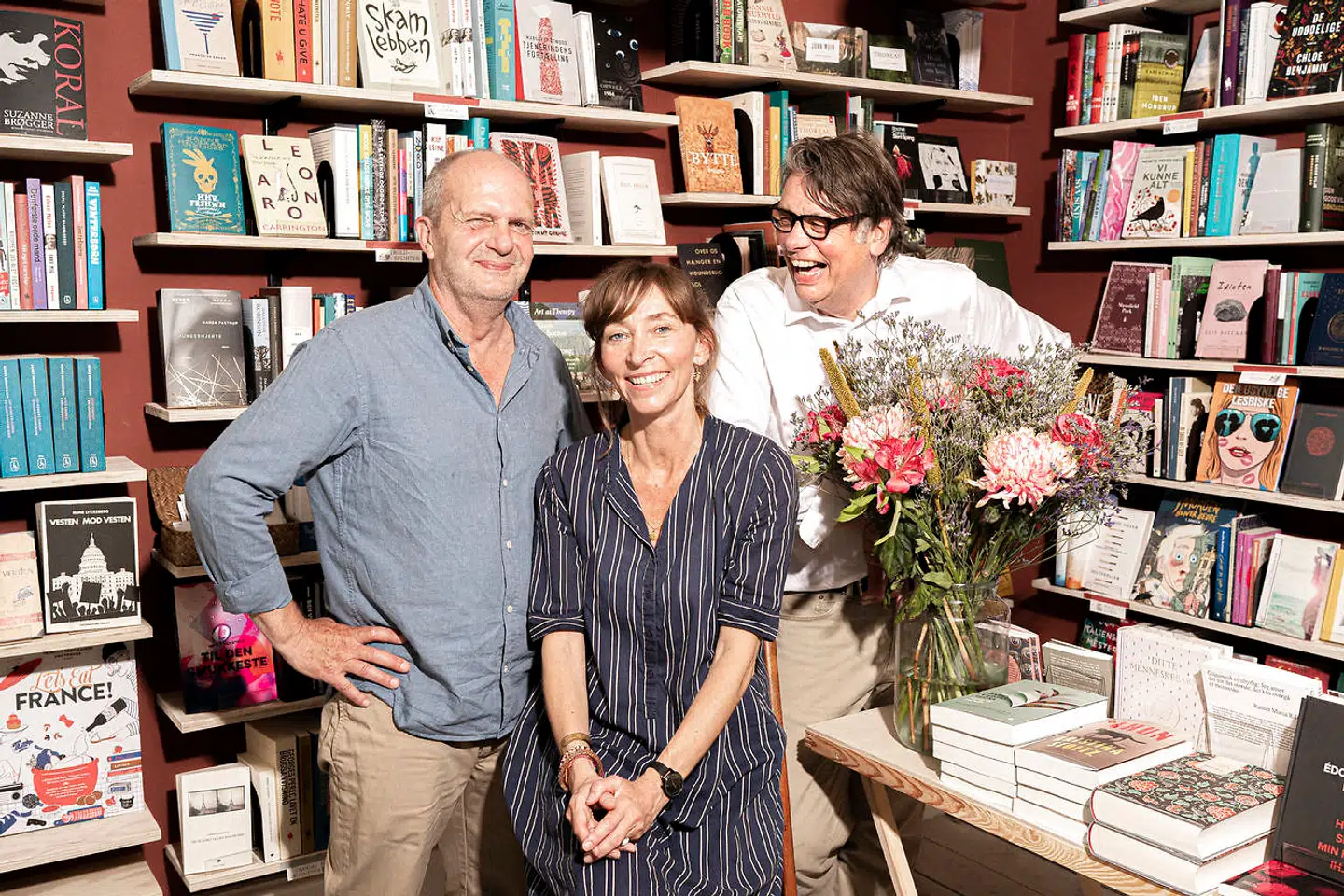 Brøg Litteraturbar i indre København kombinerer en boghandel med en spisebar. Her de tre ejere. Fra venstre: Claes Benthien, Anna Johansen og Hans Ole Madsen.