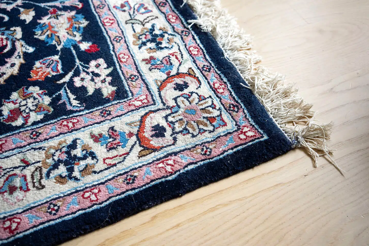 Det ægte persiske tæppe har aldrig en fast plads i hjemmet, men bliver rykket rundt efter humøret.