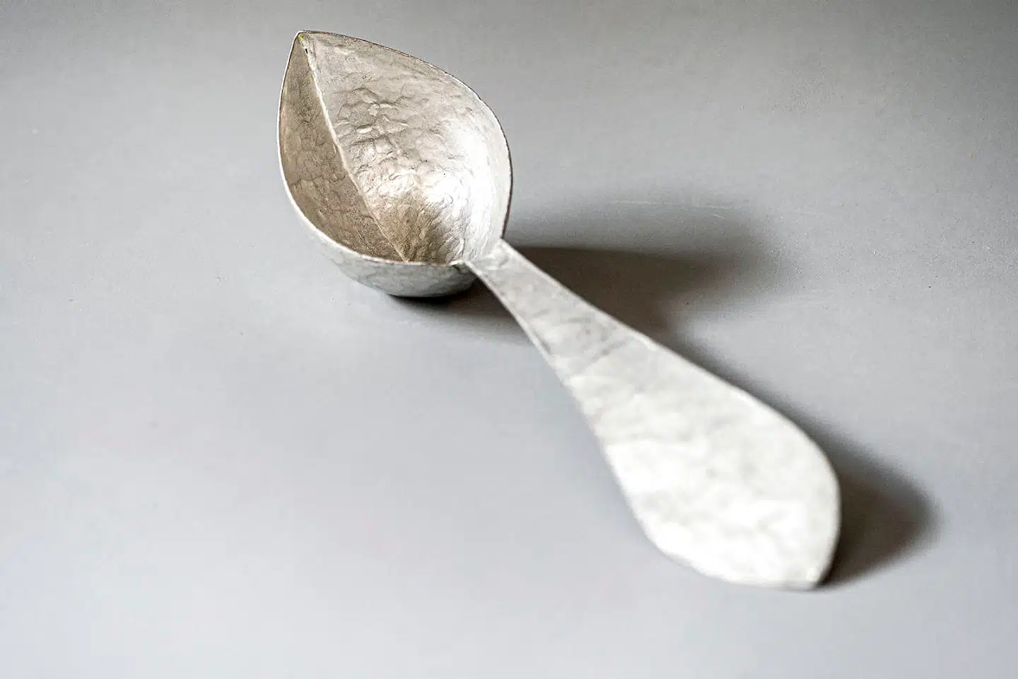 Sølvskeen er 100 år gammel og et arvestykke fra Rey Abadis mormor.