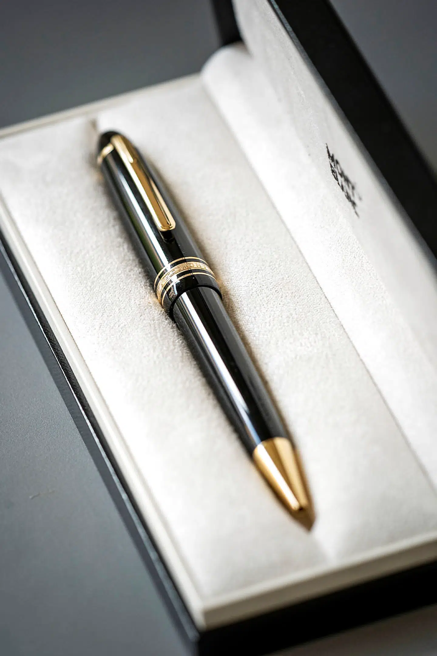 Rey Abadi har fået pennen af sin mand og gemmer den til at underskrive vigtige kontrakter og håndskrevne takkekort.