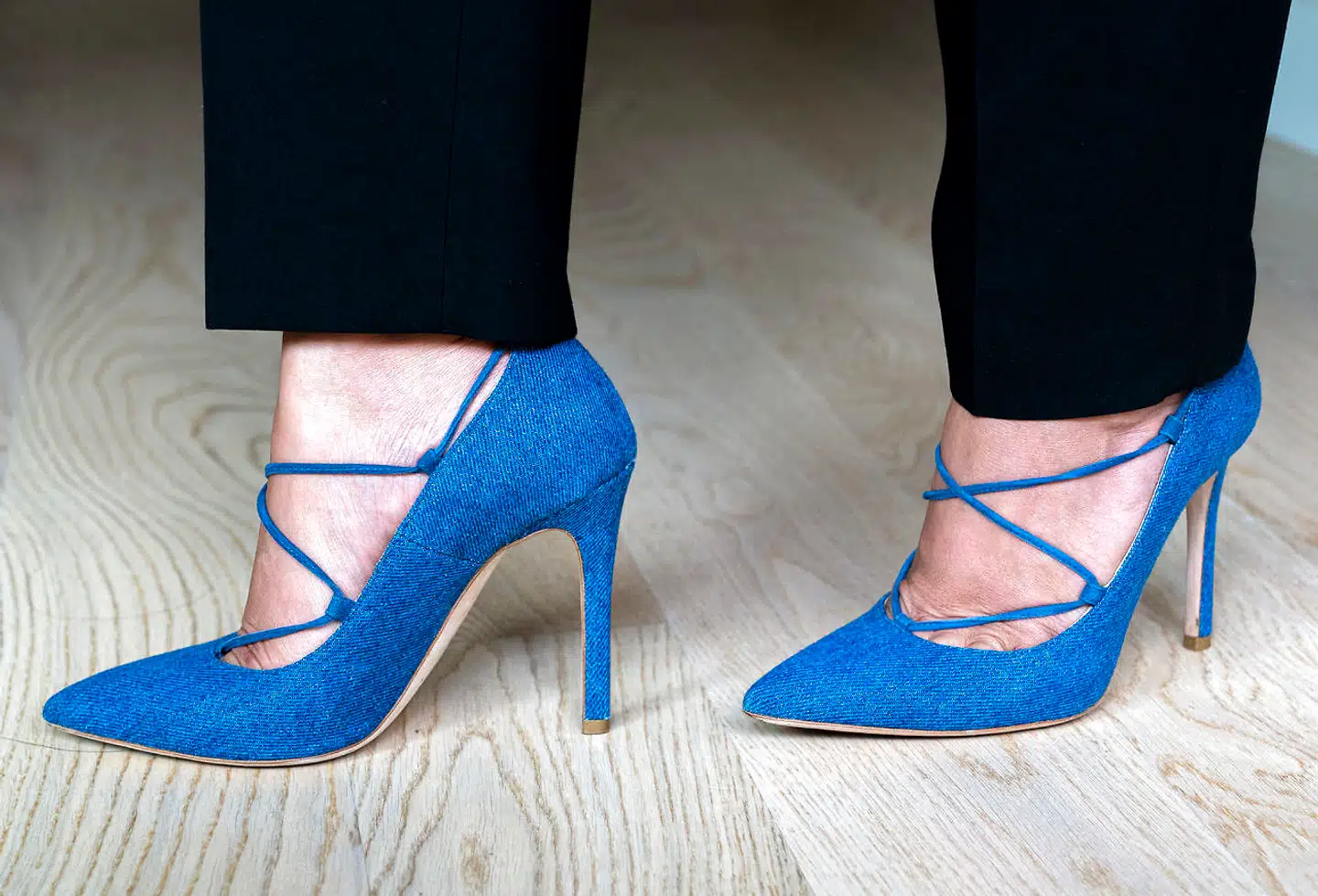 Stiletterne er skabt i genbrugt denim og er fra Reys første kollektion. De er stadig hendes favoritter.