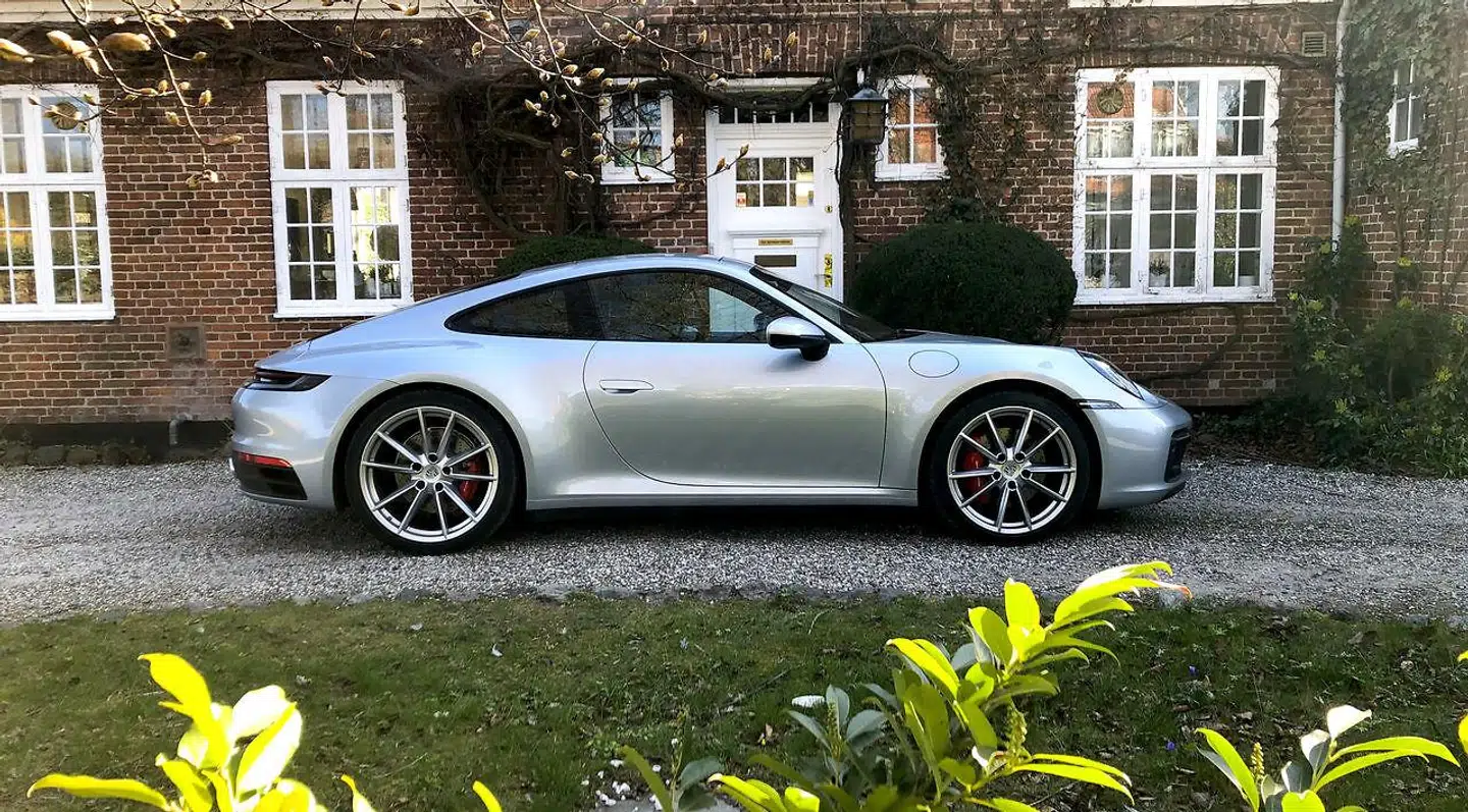 Porsche 911 er netop lanceret i en ny version, og den er indbegrebet af den formfuldendte sportsvogn, mens man for en tredjedel af prisen får næsten lige så meget morskab (men markant mindre andvendelighed) i en Mazda MX-5.