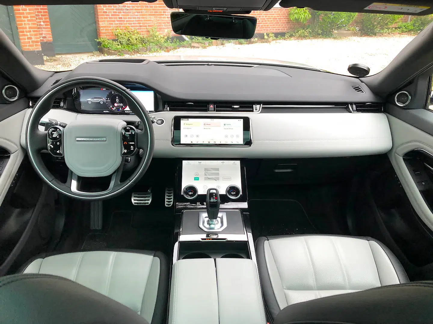 Kabinen er fuldt digitaliseret og følger den linje, Range Rover har lagt, siden introduktionen af Velar med to store infotainmentskærme i midten og digitalt display til brønden bag rattet.