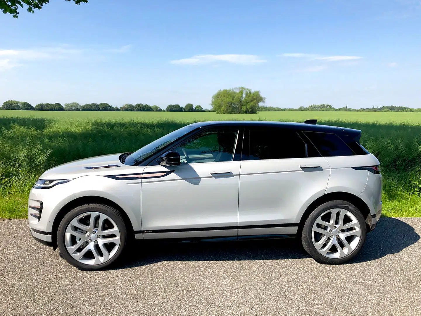 Akselafstanden er vokset en anelse på den nye Evoque, og så udgår både tredørsversionen og cabrioleten.