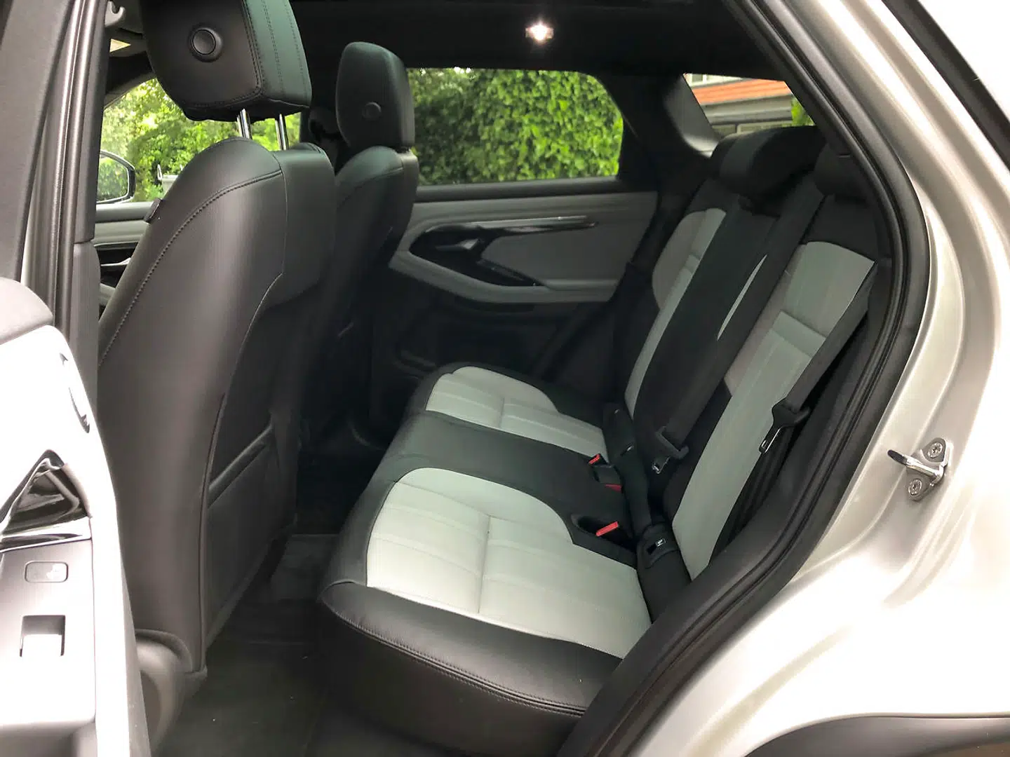 Den længere akselafstand har givet bedre bagsædeplads, så nu kan en person på 181 cm sidde bag sig selv, hvis også forsædet er indstillet til en person på 181 cm.