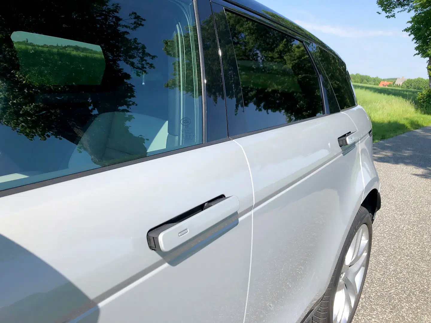 De elektriske dørhåndtag popper ud, når bilen låses op, og forsvinder ind, når bilen begynder at køre.