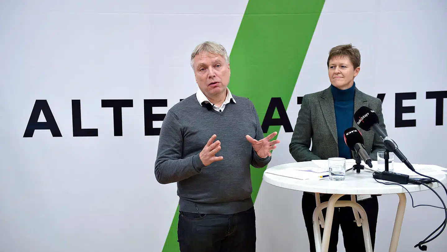 De stod der side om side, Uffe Elbæk og Josephine Fock. Det var de to, der præsenterede offentligheden for Alternativet en onsdag formiddag i november 2013. Siden forlod Josephine Fock partiet, og hun giver nu sit bud på, hvorfor Alternativet er løbet ind i udfordringer. Det handler blandt andet om lederens rolle.