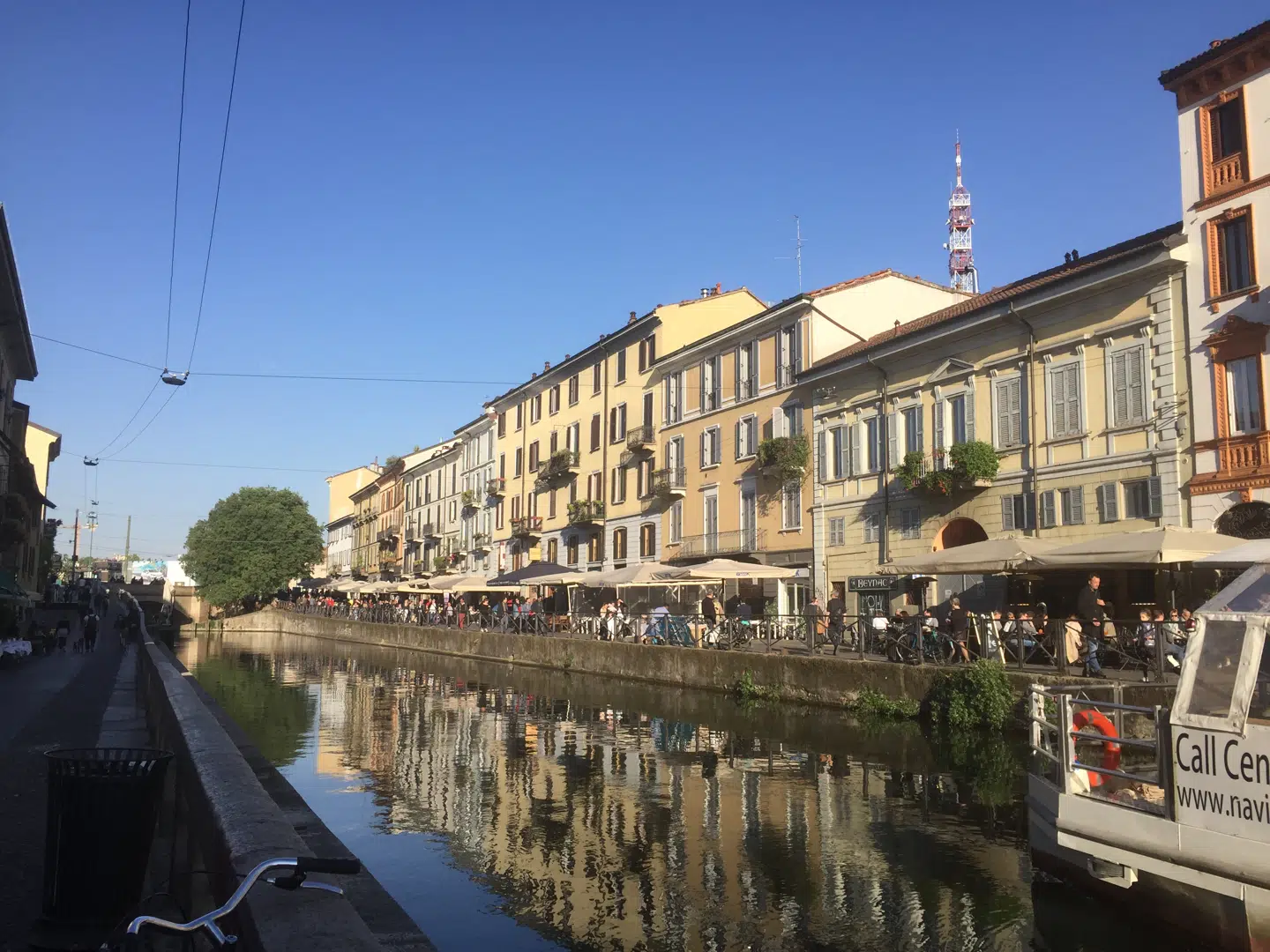 Kanalen Naviglio Grande lidt syd for Milanos centrum er et livligt boheme-kvarter med vintagebutikker og gode barer.