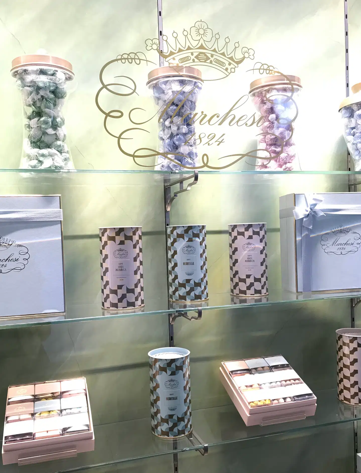 Modehuset Prada har åbnet cafeen og chokoladebutikken Marchesi 1824.