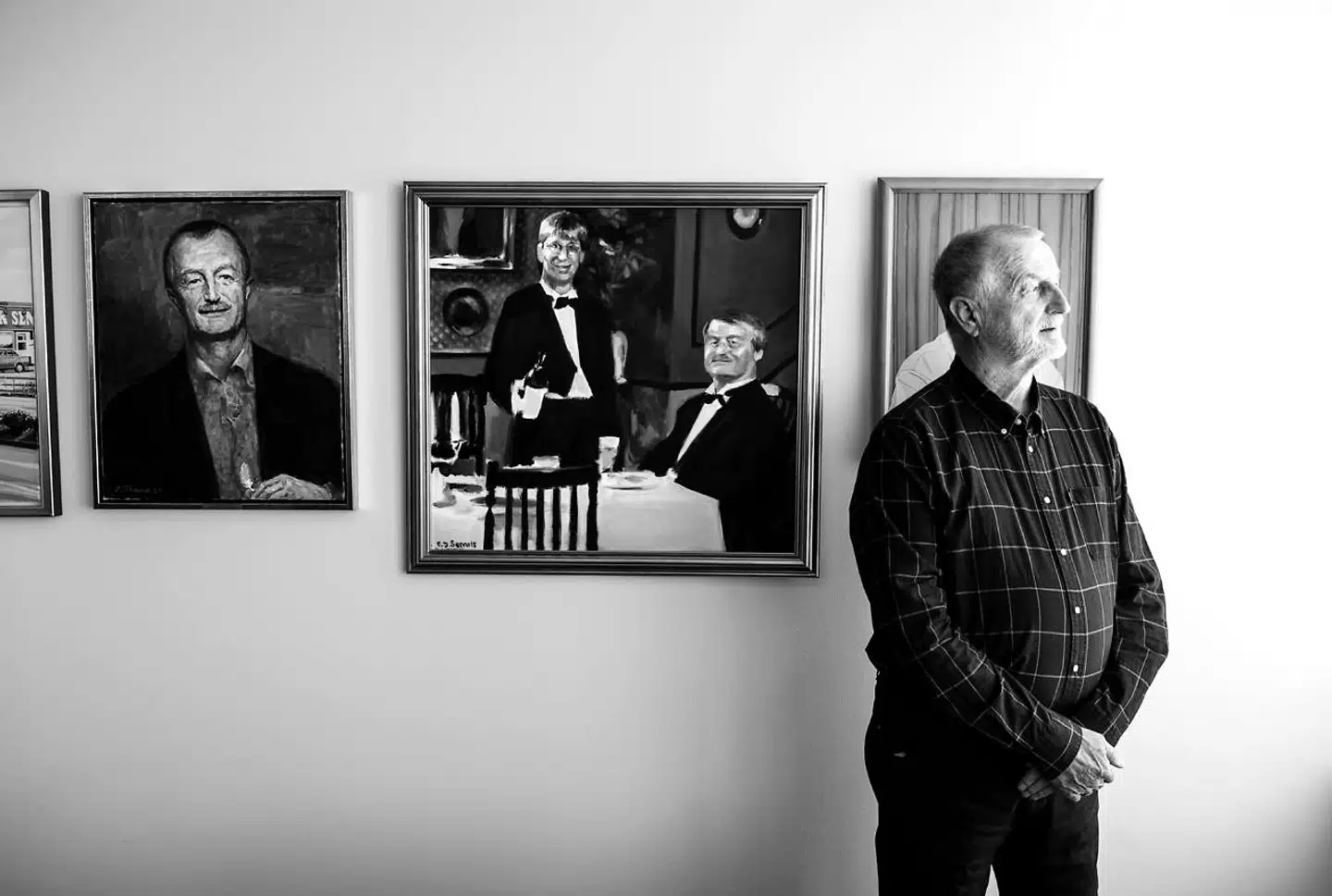 På sit kontor i Brabrand ved Aarhus har dynekøbmanden dekoreret væggen med tre store malerier. På det ene portræt er Lars Larsen malet i en udgave af nytårssketchen »90-års fødselsdagen«, hvor han får serveret suppe af Jysks mangeårige chef for Tyskland, Åge Nielsen.