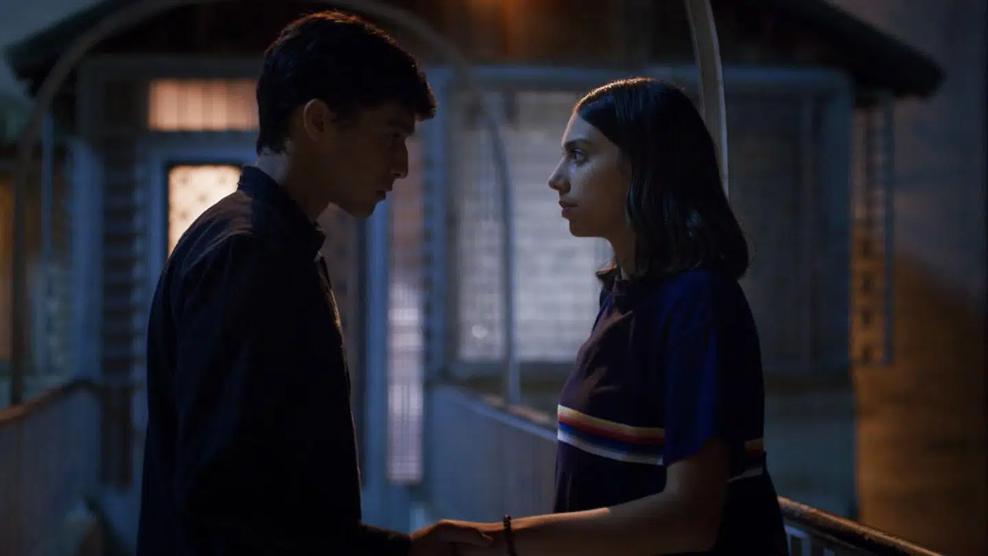 Det er kærlighedsscener med ugifte personer og de unges brug af skældsord, der er årsag til kritikken af Netflix' første originalserie fra Mellemøsten.