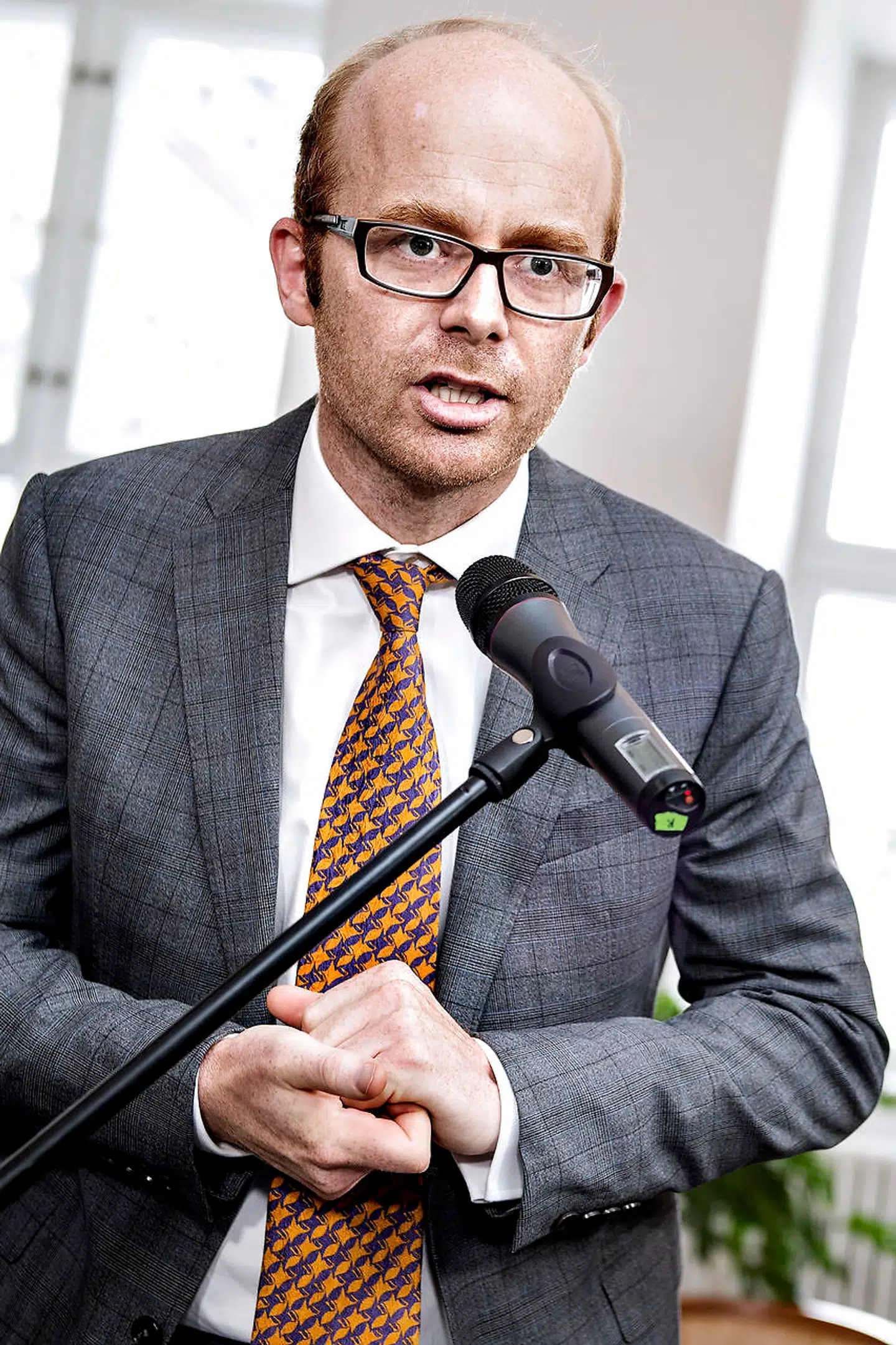 Ministeroverdragelse2015. Ministerieoverdragelse Finansministeriet. Bjarne Corydon overdrog mandag d. 29. juni 2015 finansministeriet til Claus Hjort Frederiksen (V). Her er det depardementschef Martin Præstegaard.