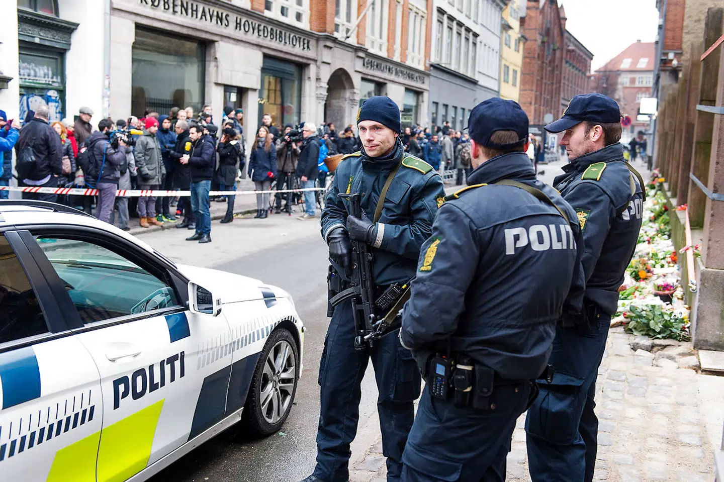 Et kendt eksempel på de alvorlige følger, det kan få, når våben fra Forsvaret ender i hænderne på kriminelle, er angrebene på Krudttønden og synagogen i Krystalgade i 2015. Ved angrebene anvendte Omar el-Hussein et 5,56 mm automatgevær, som var blevet stjålet fra Hjemmeværnet to år forinden. Her ses bevæbnet politi foran synagogen i Krystalgade få dage efter angrebet.