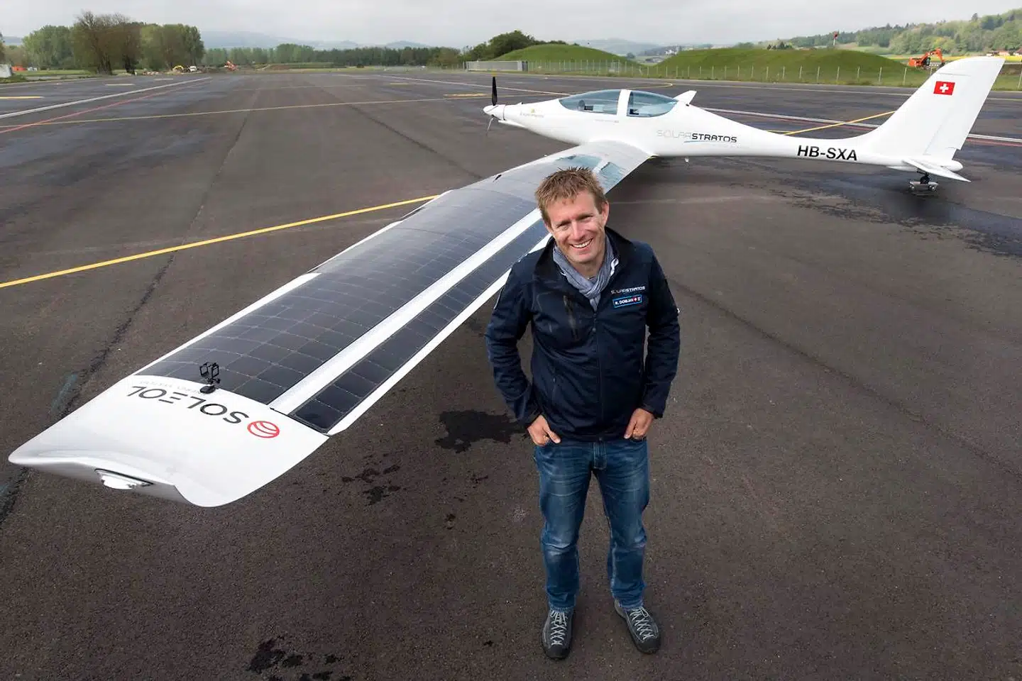 Der bliver også arbejdet på at lade solenergi drive flyveturen. Her ses schweiziske Raphael Domjan før en testflyvning med det soldrevne fly SolarStratos ved lufthavnen i Payerne i 2017.