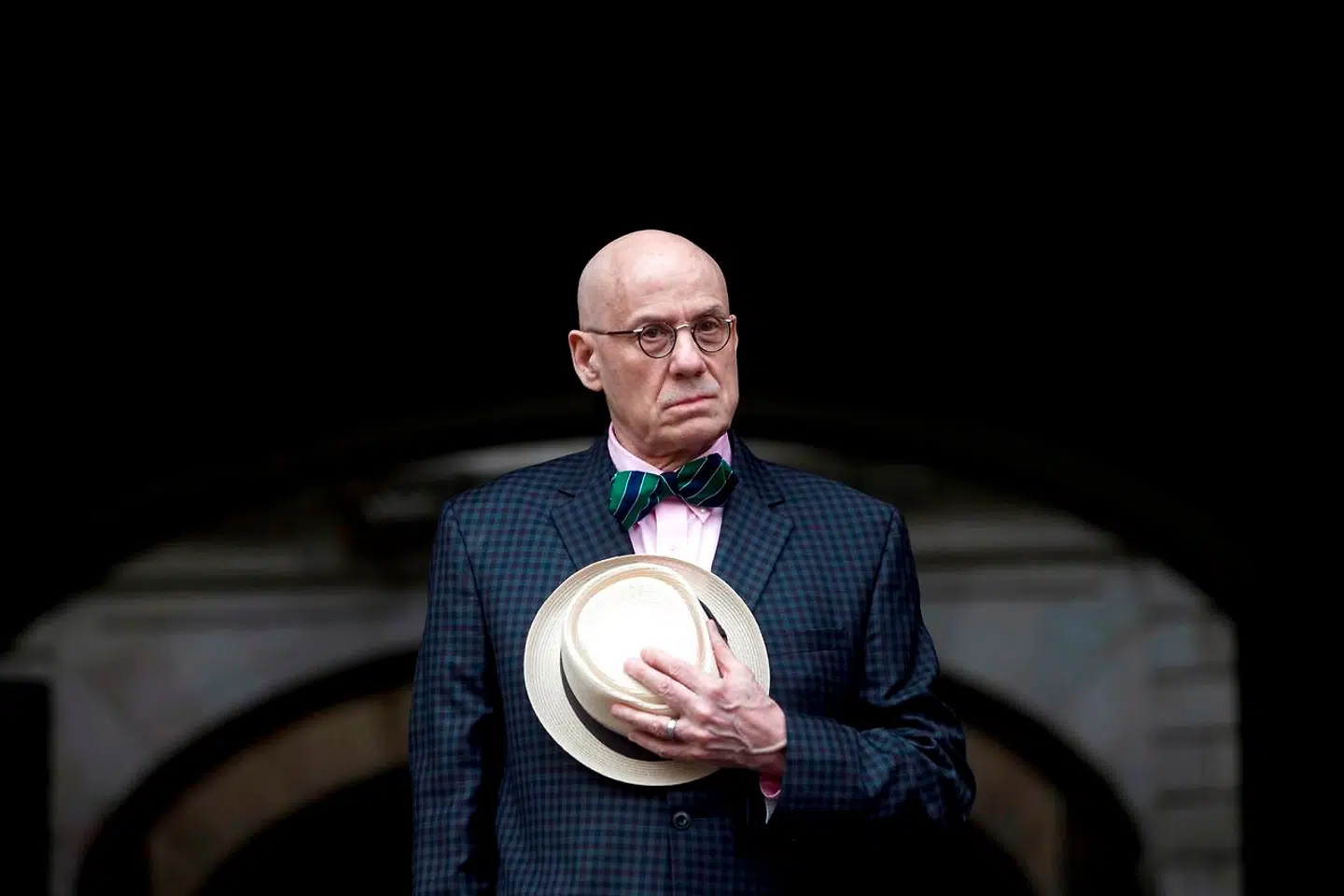 »This Storm« er den 71-årige Ellroys 15. roman. Med årene har den selvudnævnte helvedeshund i amerikanske litteratur, the foul owl with the death growl, forfinet og udbredt sin korthuggede, sjofle, rå, jazzede, talesprogsnære, lyyyyyydefterlignende, slanggennemsyrede skrivemåde til det sublime.