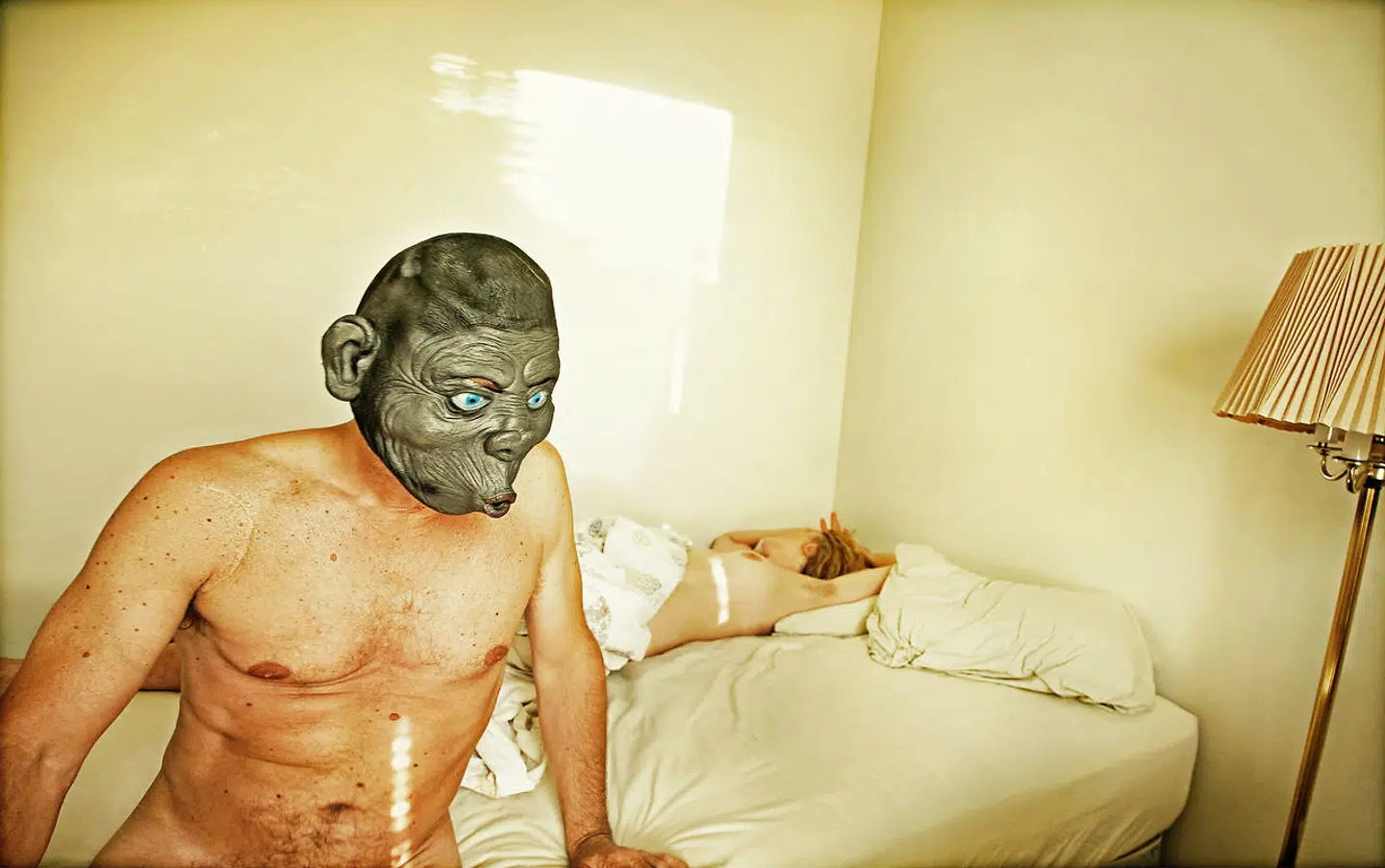 Fotograf Per Morten Abrahamsens bud på et selvportræt i forbindelse med Teatermuseets udstilling Self-Staged/Selv-iscenesat.