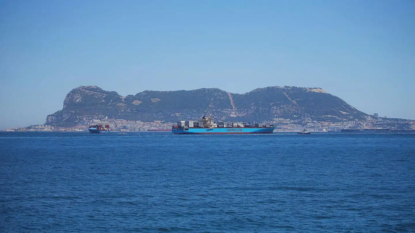 Mærsk-skibe som dette ud for Gibraltar kan fremover komme til at sejle på en blanding af traditionelt brændstof og gammel madolie.