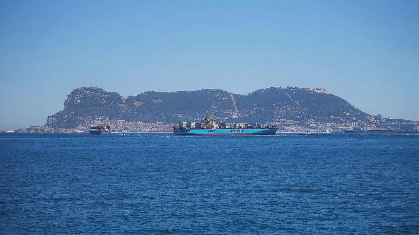 Mærsk-skibe som dette ud for Gibraltar kan fremover komme til at sejle på en blanding af traditionelt brændstof og gammel madolie.