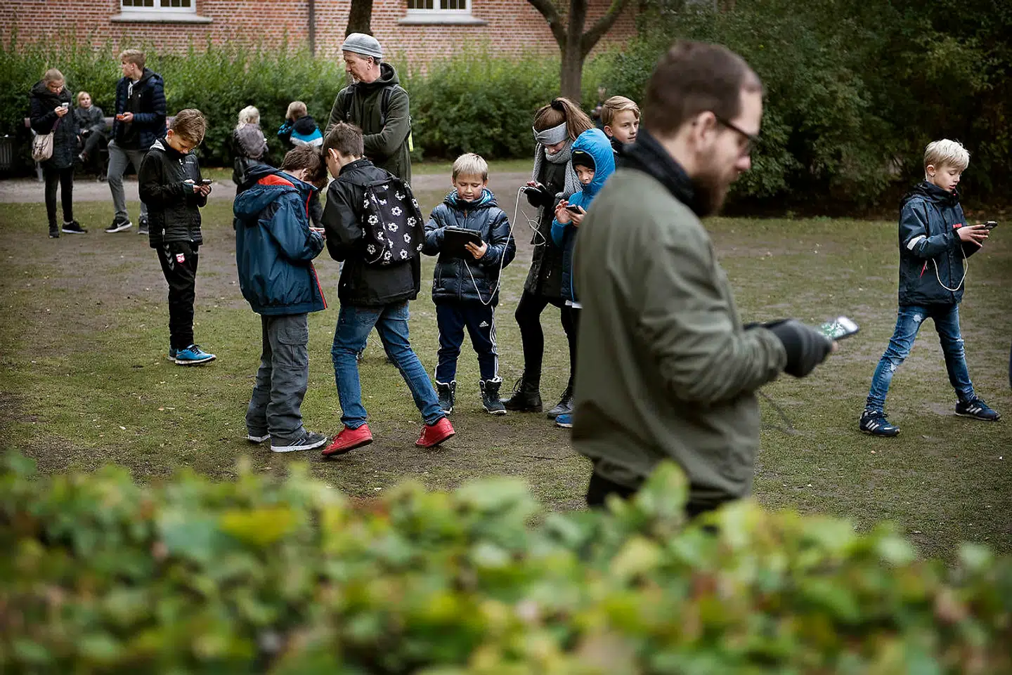 Der opstod mange sælsomme syn, da Pokémon Go-feberen var på sit højeste. Her er det Pokémon-jægere, som valfarter til Det Kgl. Biblioteks Have i efterårsferien 2016. Foto: Liselotte Sabroe/Scanpix 2016