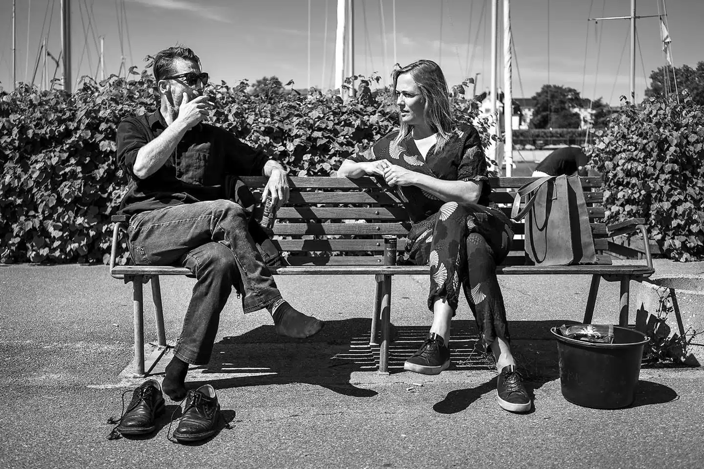 Jens Hallar og Lonny Højgaard Frederiksen på deres yndlingsbænk ud for Hellerup Sejlklub: »Det er let at blive forelsket i Hellerup,« siger Jens Hallar fra bænken i solen.