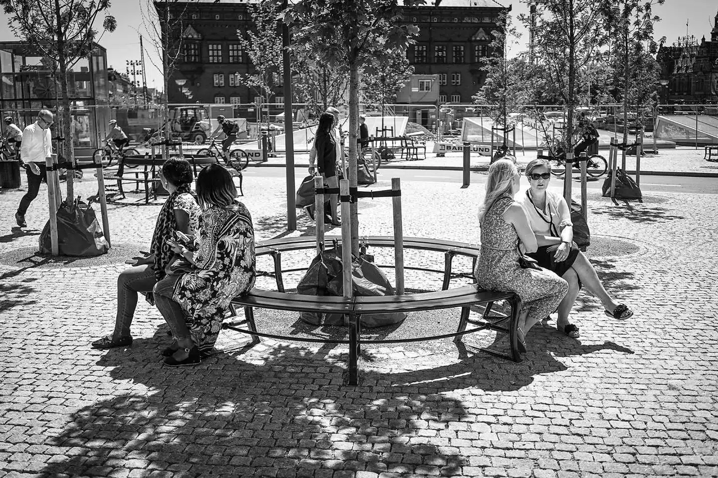 Til højre i billedet: Betina Bendsen Vangsfeldt, 38, fondraisingkonsulent i AIDS-Fondet og hendes tidligere kollega Tina, 49 år. Tina: »Hvor er der ellers bænke henne? Det er altid uden for en kiosk eller et busstoppested. De her bænke er geniale. Der er ikke nogen kiosk, og der er ikke noget værtshus i nærheden. Jeg tror, de vil blive brugt til, at folk sætter sig i solen og kobler fra. Jeg kunne godt finde på at gå ned og sidde her en gang imellem.«