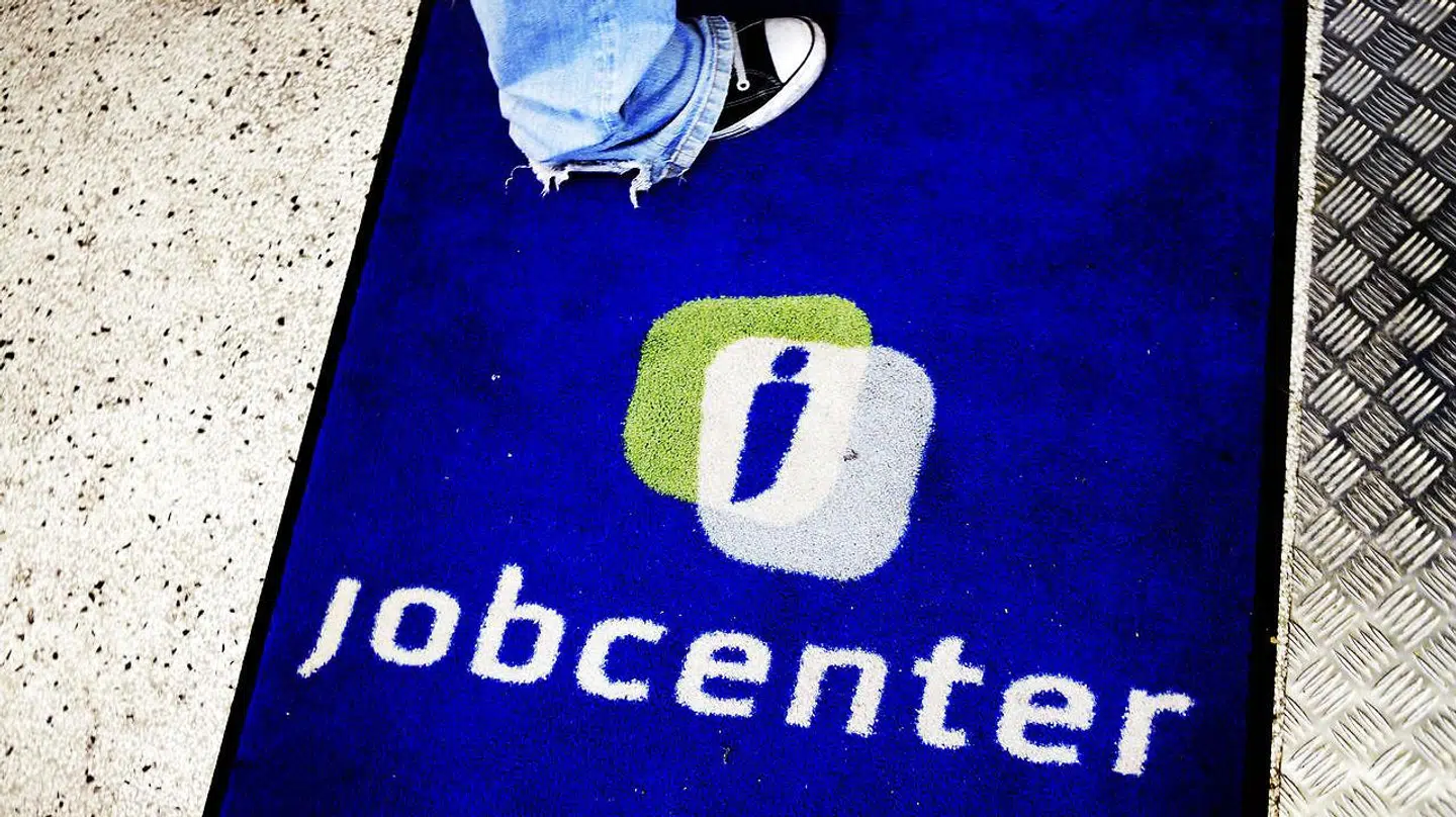 Der bliver stadig færre danskere på offentlig forsørgelse. I det seneste år er antallet af offentligt forsørgede danskere faldet med 22.000 personer.