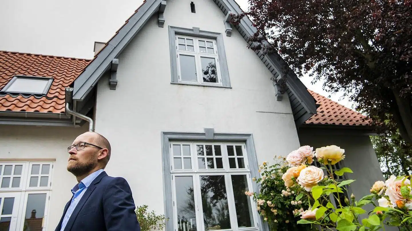 Bo Vølund foran sit hus på Amager, som er belånt med et realkreditlån i Totalkredit. Lånet er omdrejningspunktet for, at han sagsøgte Totalkredit for at få rullet stigninger i bidragssatsen tilbage.