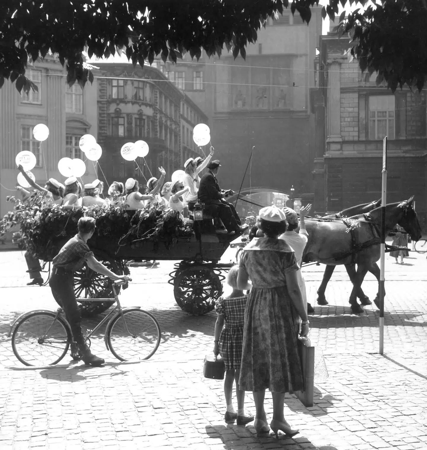 Danmark 1950'erne Studenter i hestevogn på Kongens Nytorv. 1957.