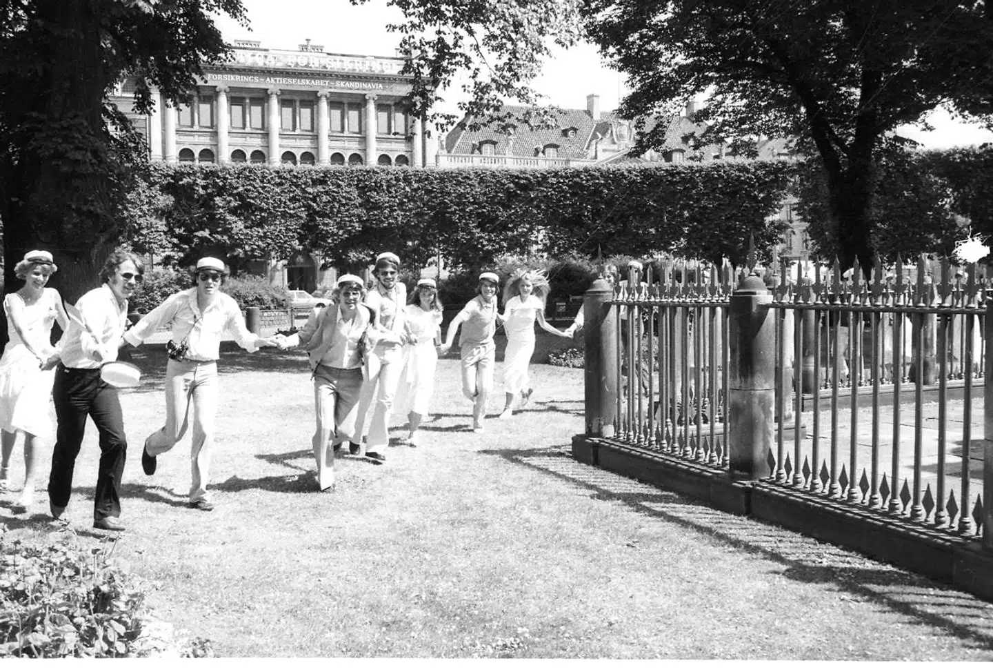 Studenter danser om Krinsen på Kgs. Nytorv 1979.