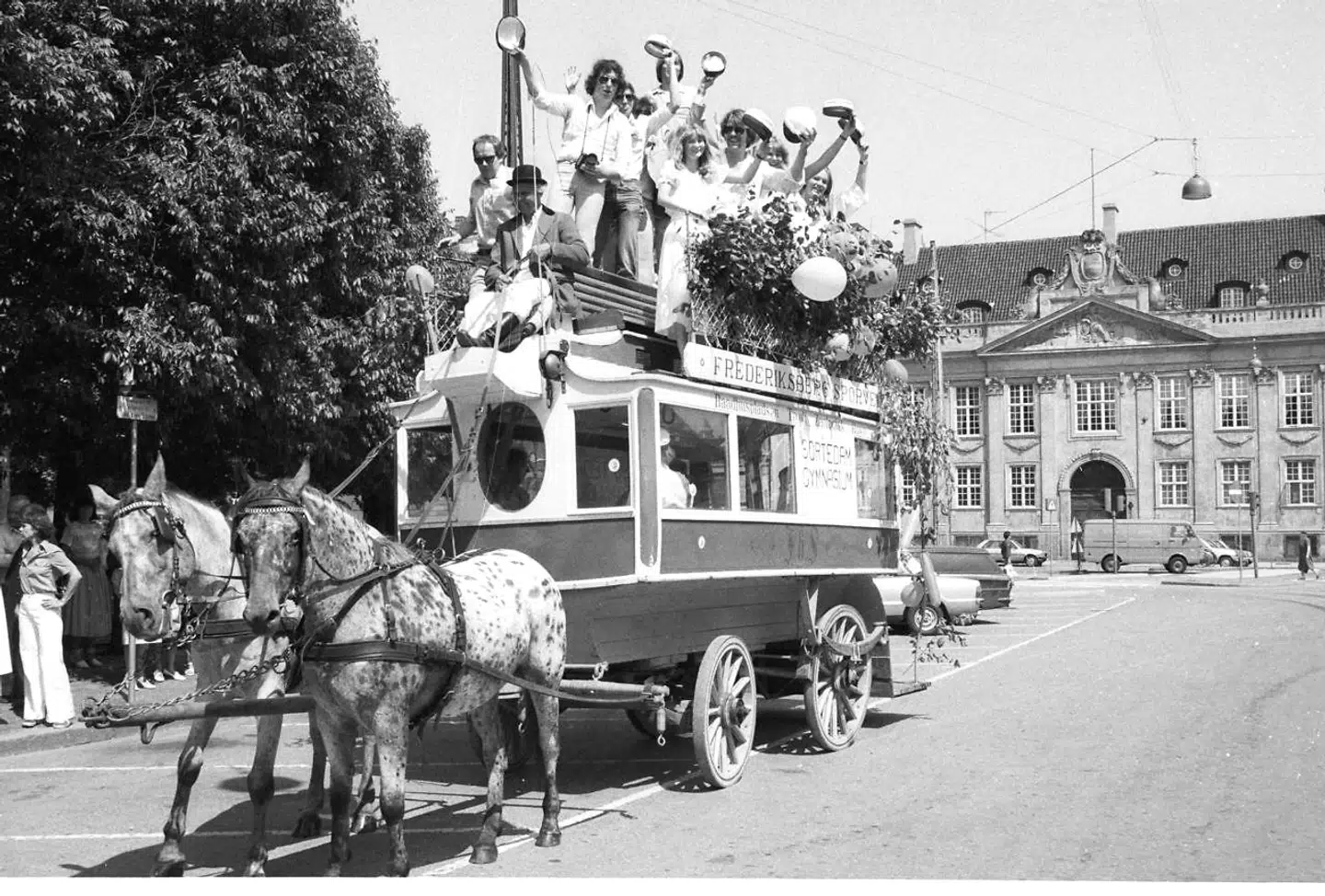 Efter dansen om Krinsen på Kgs. Nytorv går studenternes tur videre med hestevogn. 1979.