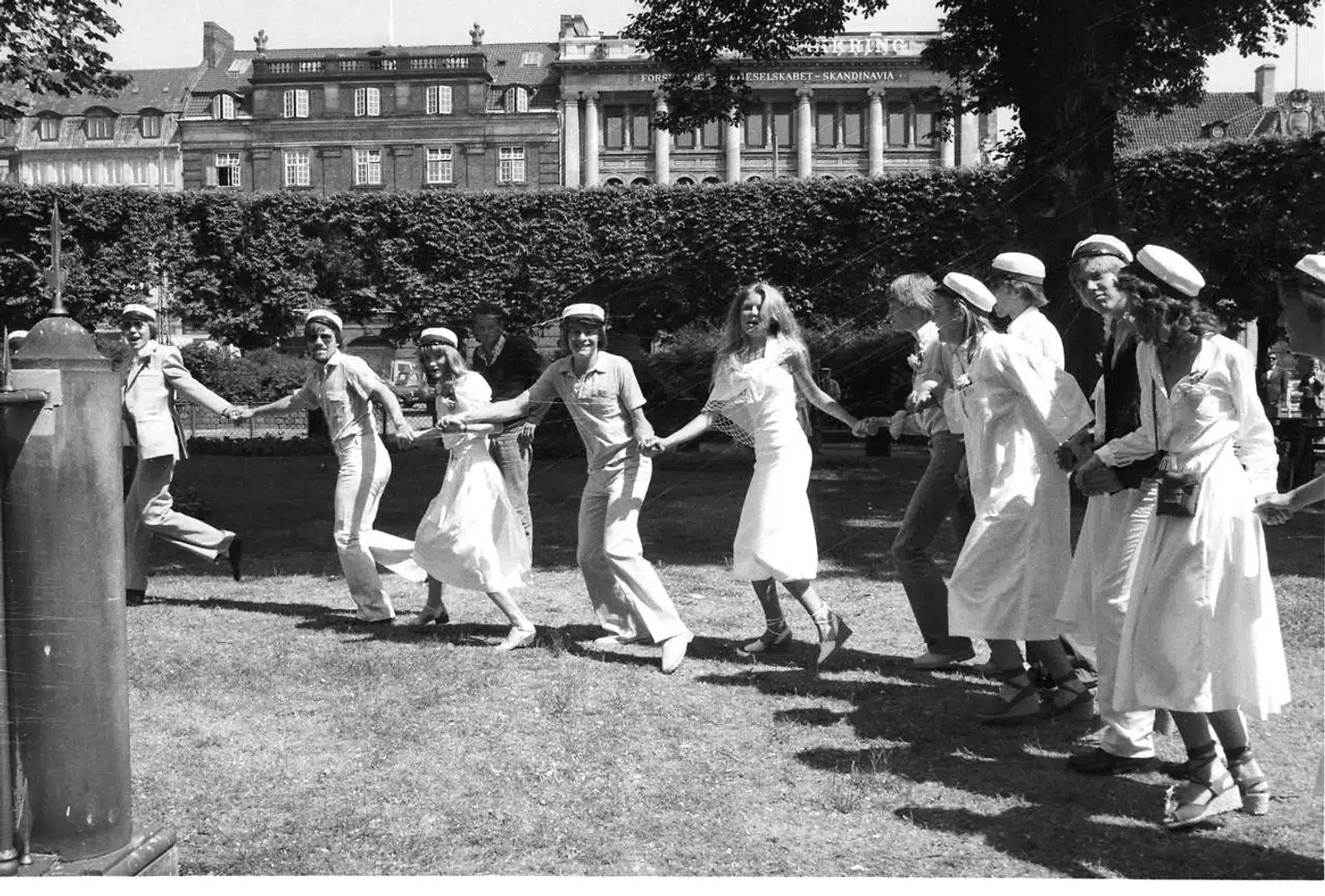 Studenter danser om Krinsen på Kgs. Nytorv i 1979.
