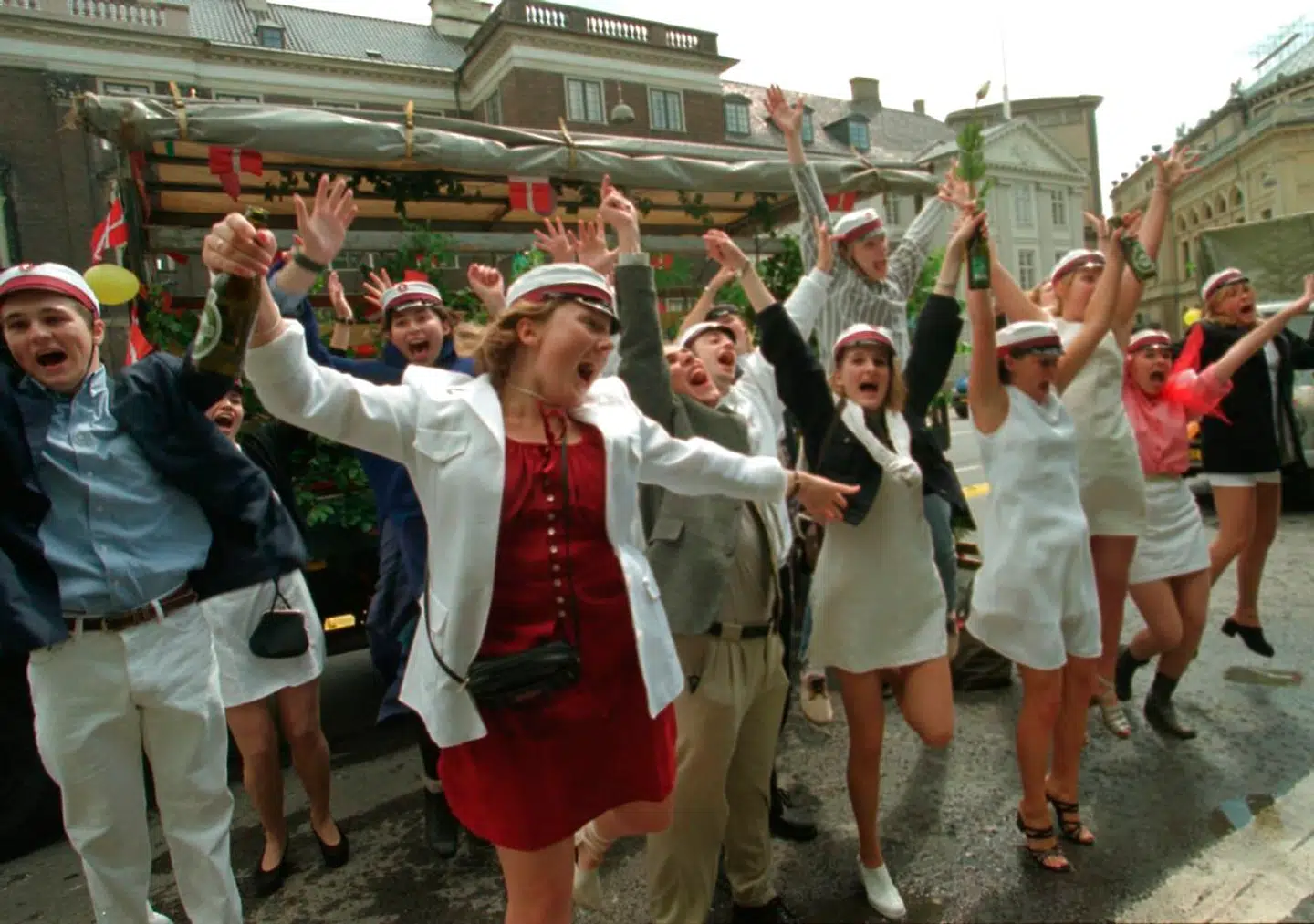 Glade nybagte studenter vinker fra ladet af lastbilen, efter at de har danset rundt om hesten på Kongens Nytorv, går turen rundt til famile og venner i byen. Billedtekst fra Berlingske Tidende i 1996.