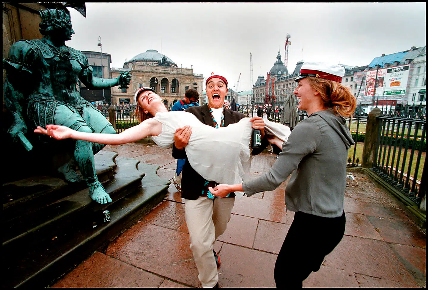Tusindvis af nyudklækkede studenter og HFere sprang ud landet over. Her studenter fra Øregård Gymnasium i Hellerup, der danser omkring Chr. V statuen på Kongens Nytorv. Billedtekst fra Berlingske Tidende juni 1998.